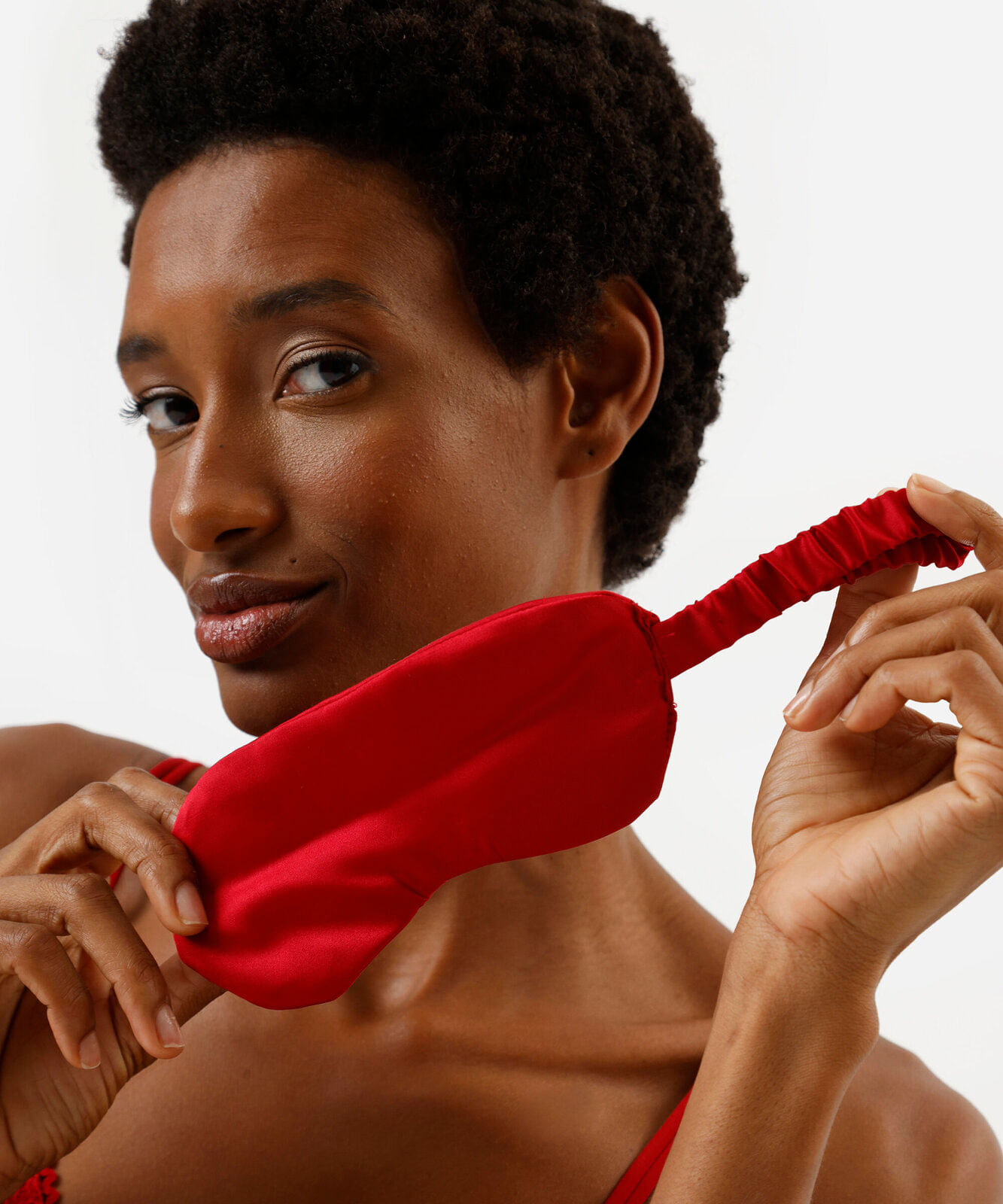 conjunto de calcinha e sutiã de renda com máscara de cetim vermelho