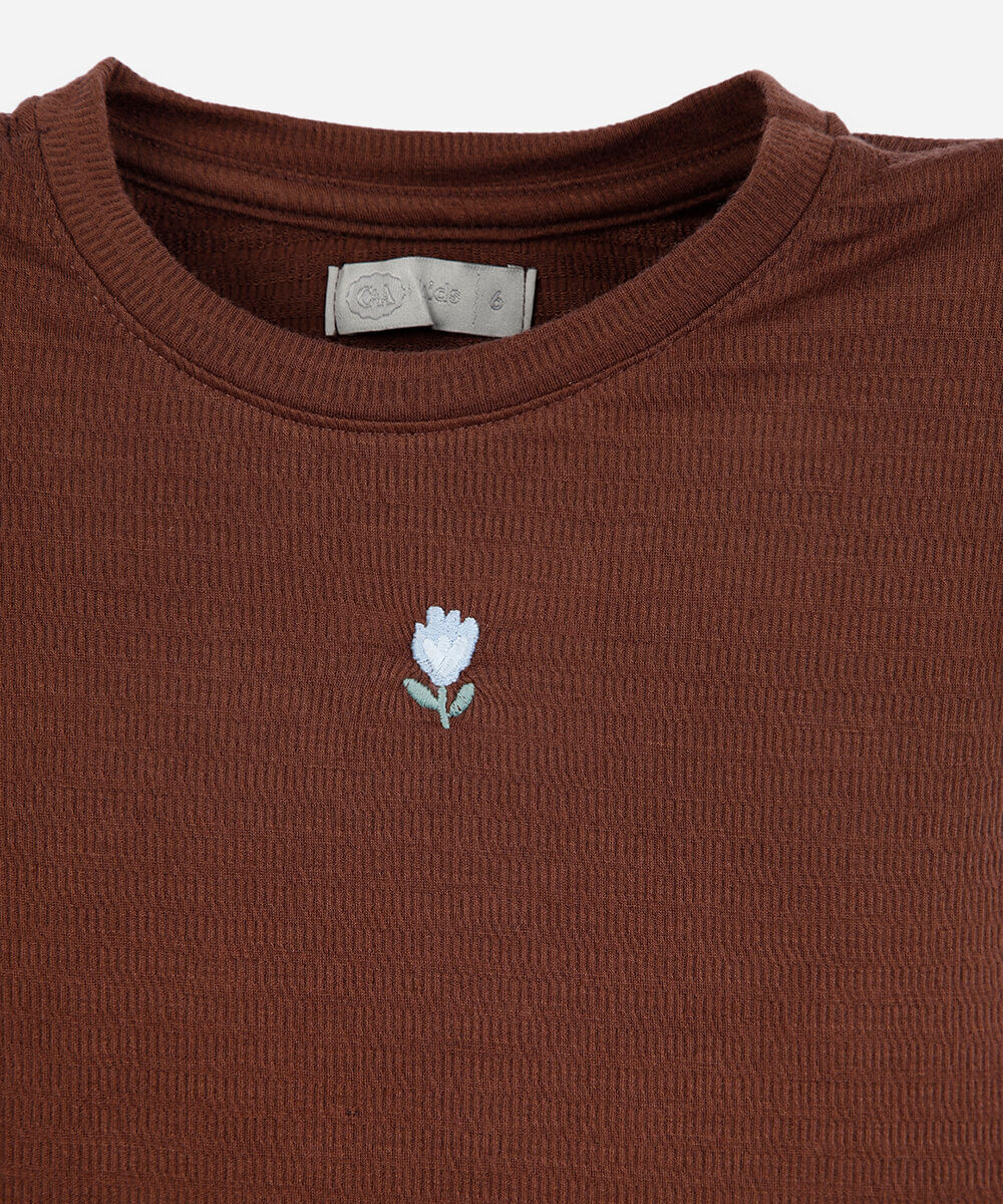blusa infantil com bordado de flor marrom