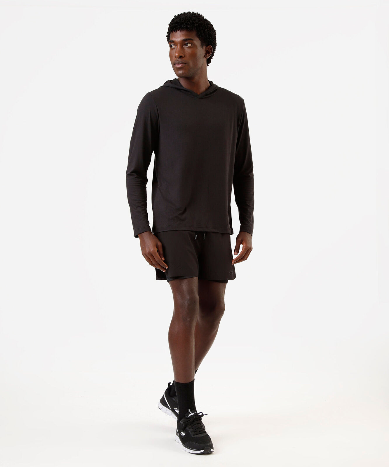 camiseta esportiva masculina com capuz manga longa preta