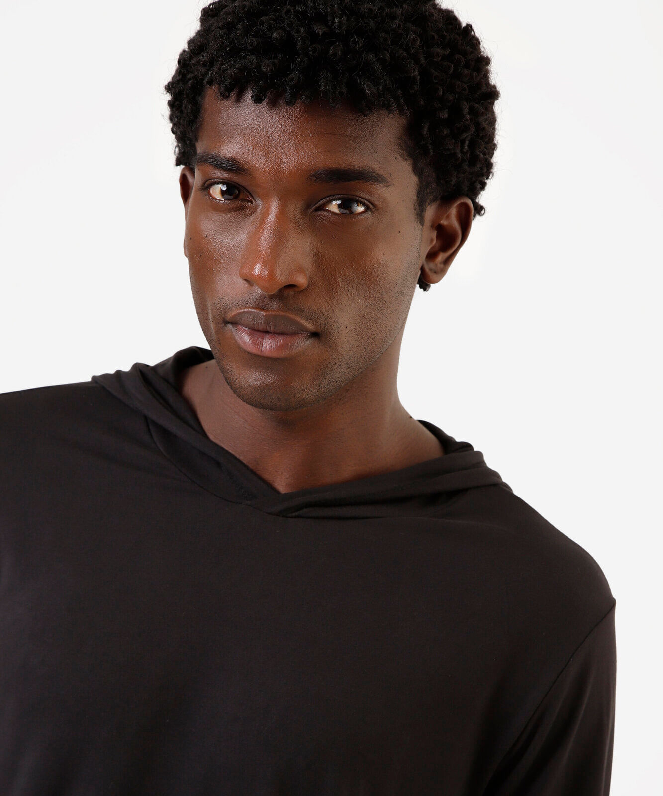 camiseta esportiva masculina com capuz manga longa preta