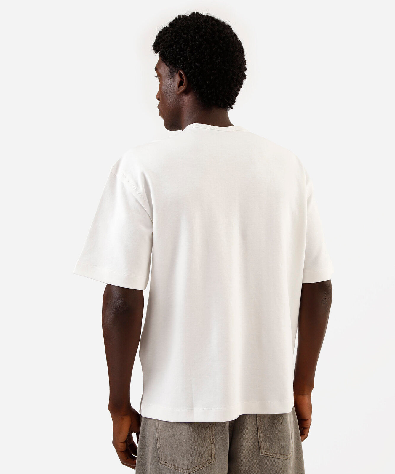 camiseta masculina oversized  com algodão off white