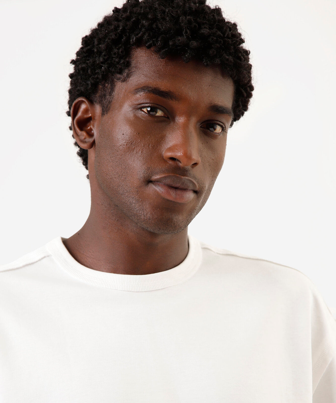 camiseta masculina oversized  com algodão off white