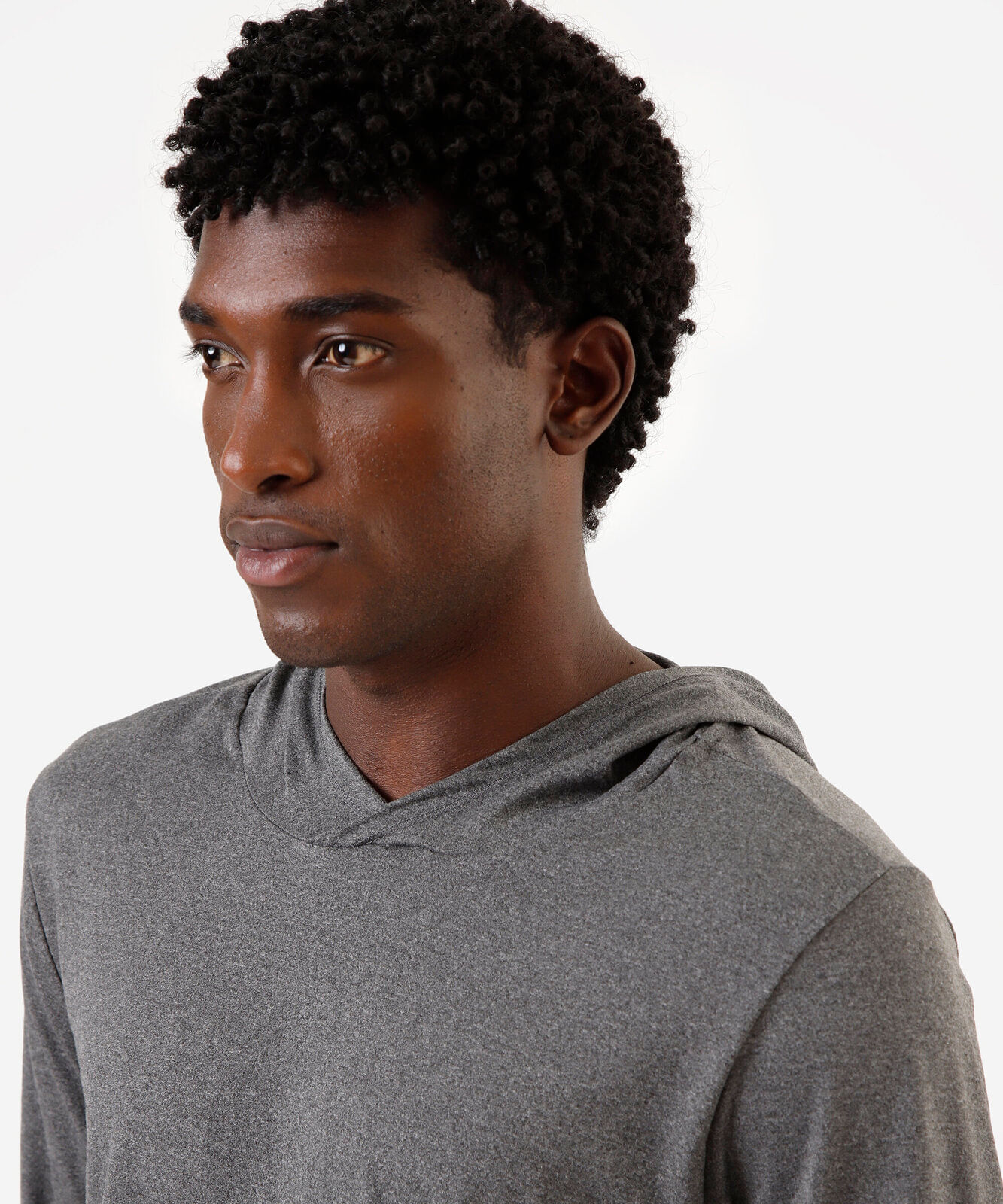 camiseta esportiva masculina com capuz manga longa cinza