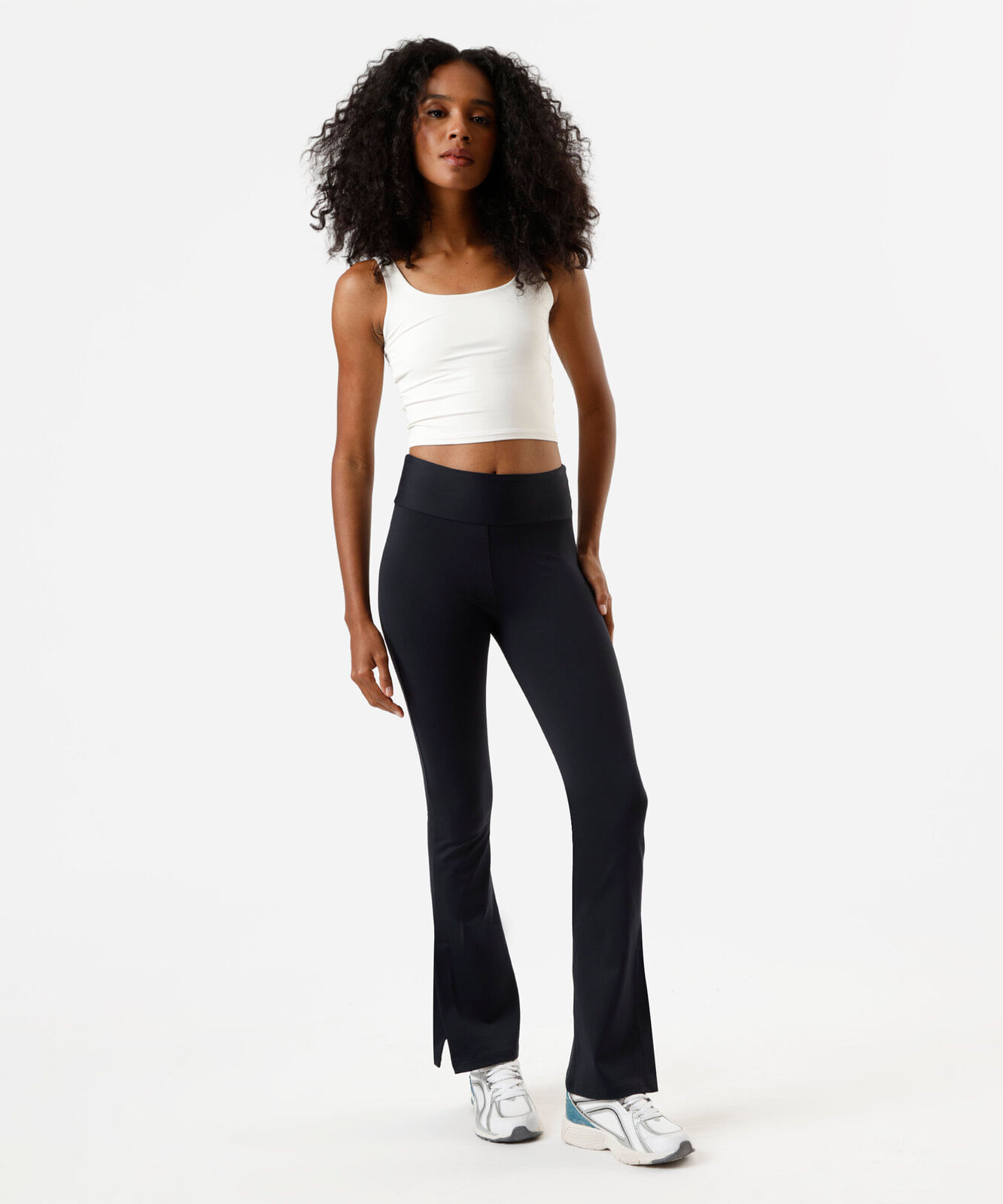 calça flare esportiva feminina de poliamida com fendas preta