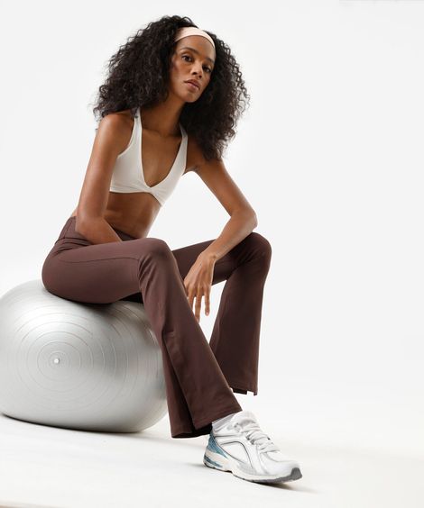 calça flare esportiva feminina de poliamida com fendas marrom
