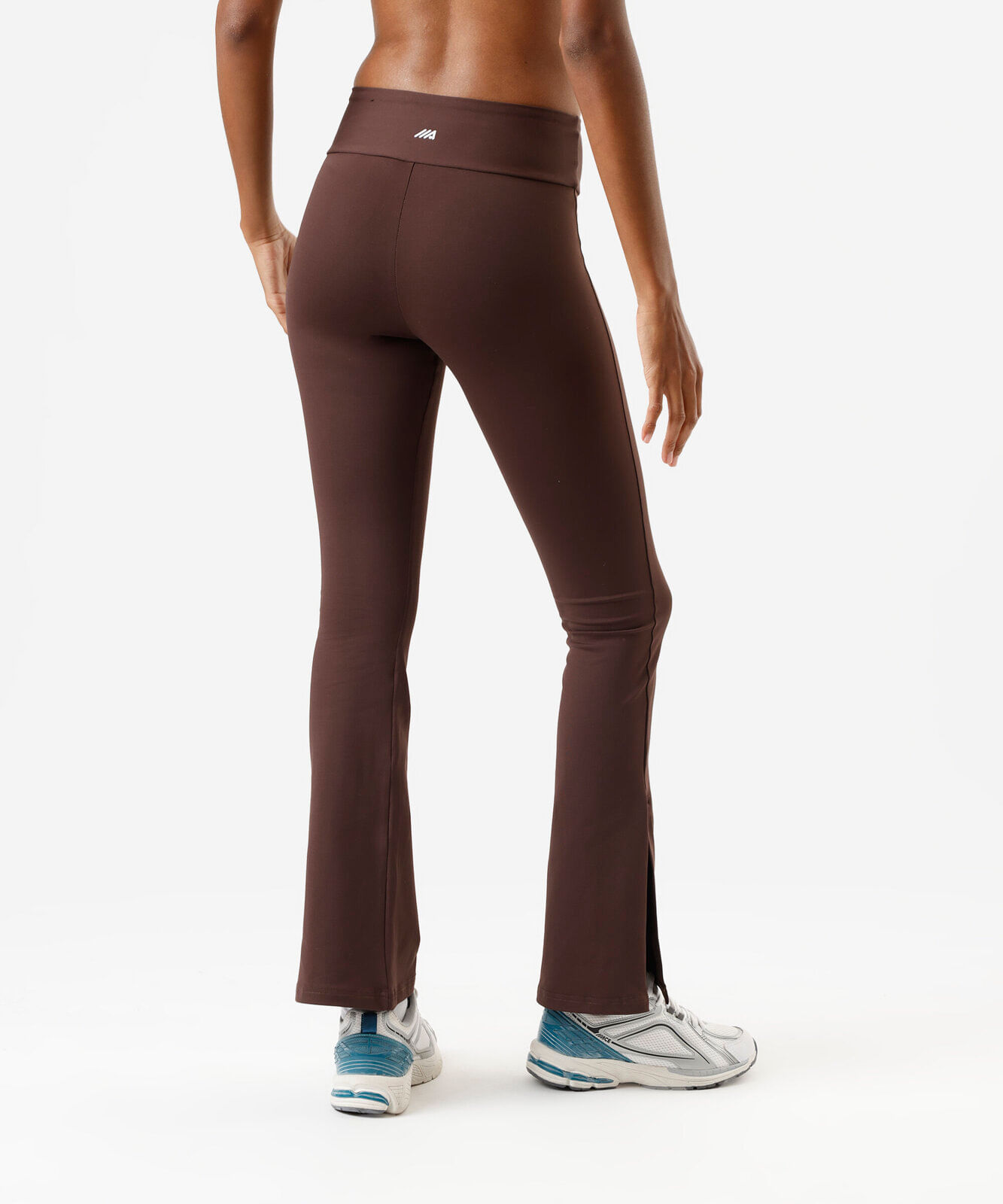calça flare esportiva feminina de poliamida com fendas marrom