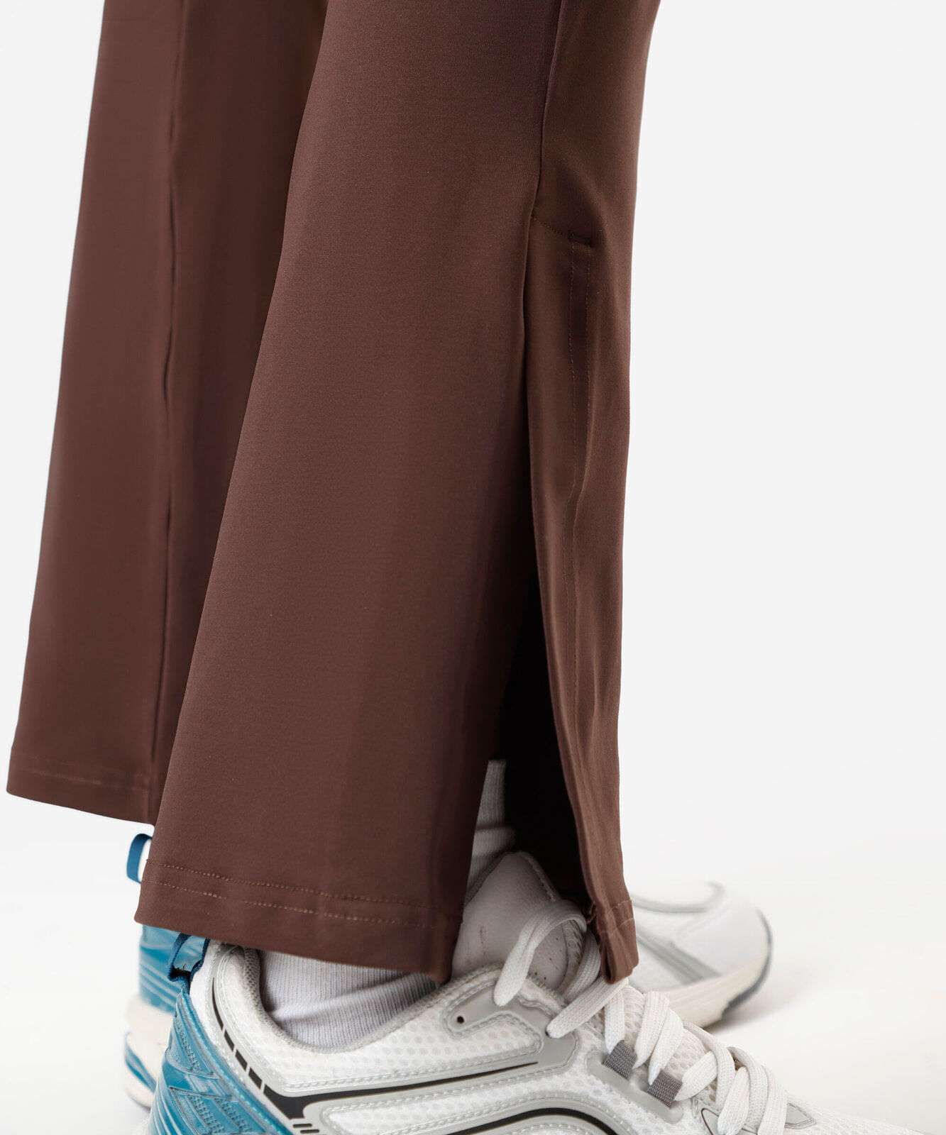 calça flare esportiva feminina de poliamida com fendas marrom