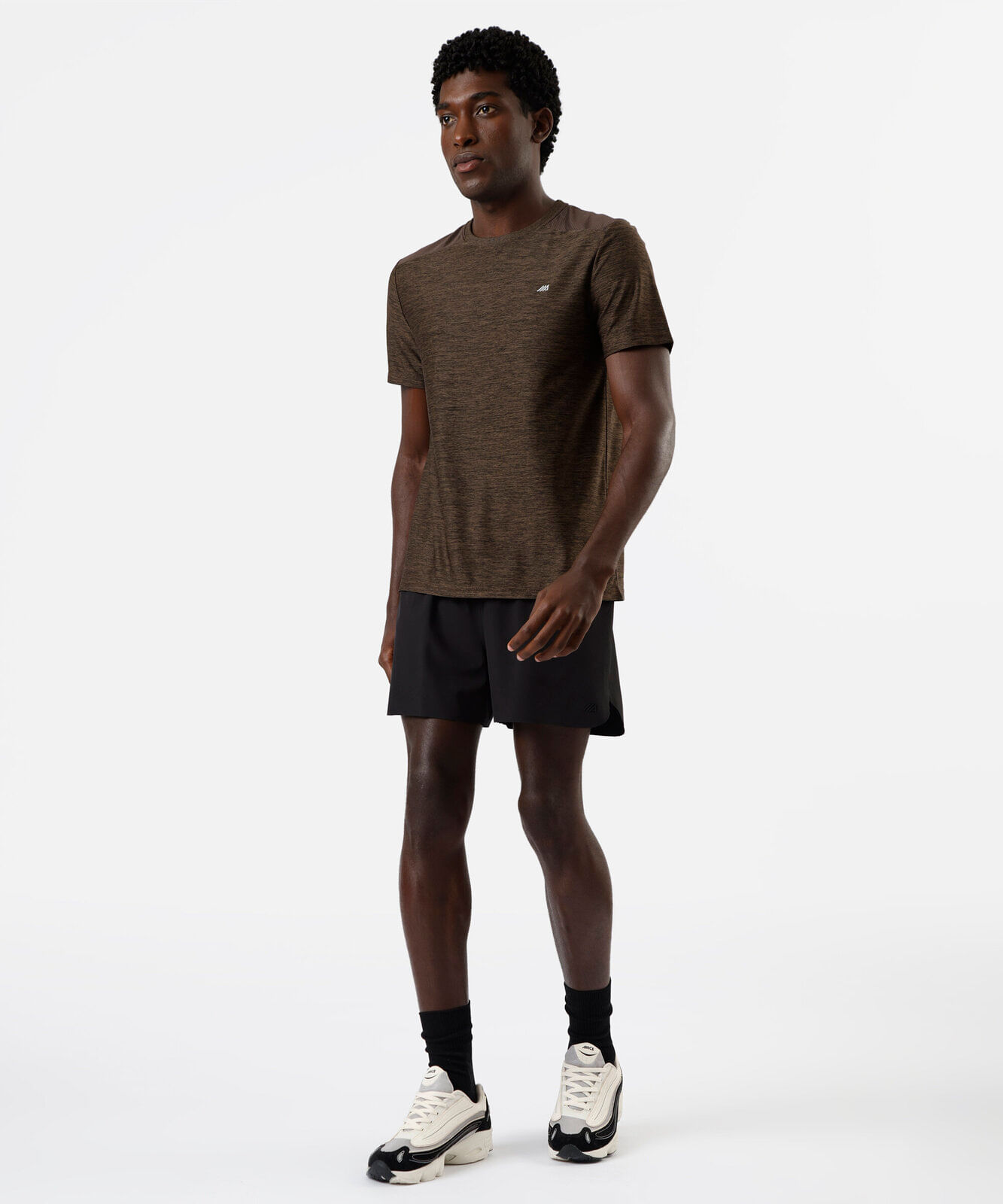 camiseta masculina esportiva com recorte marrom