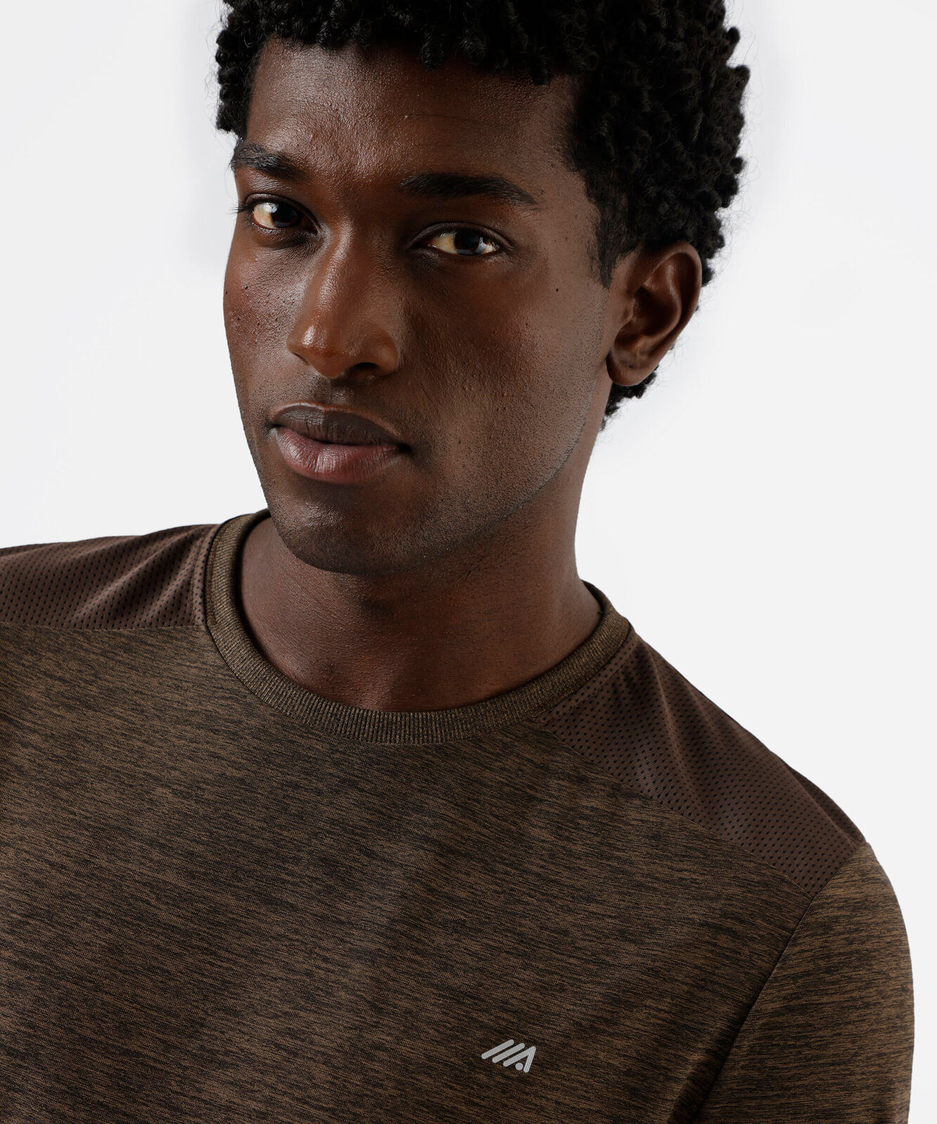 camiseta masculina esportiva com recorte marrom