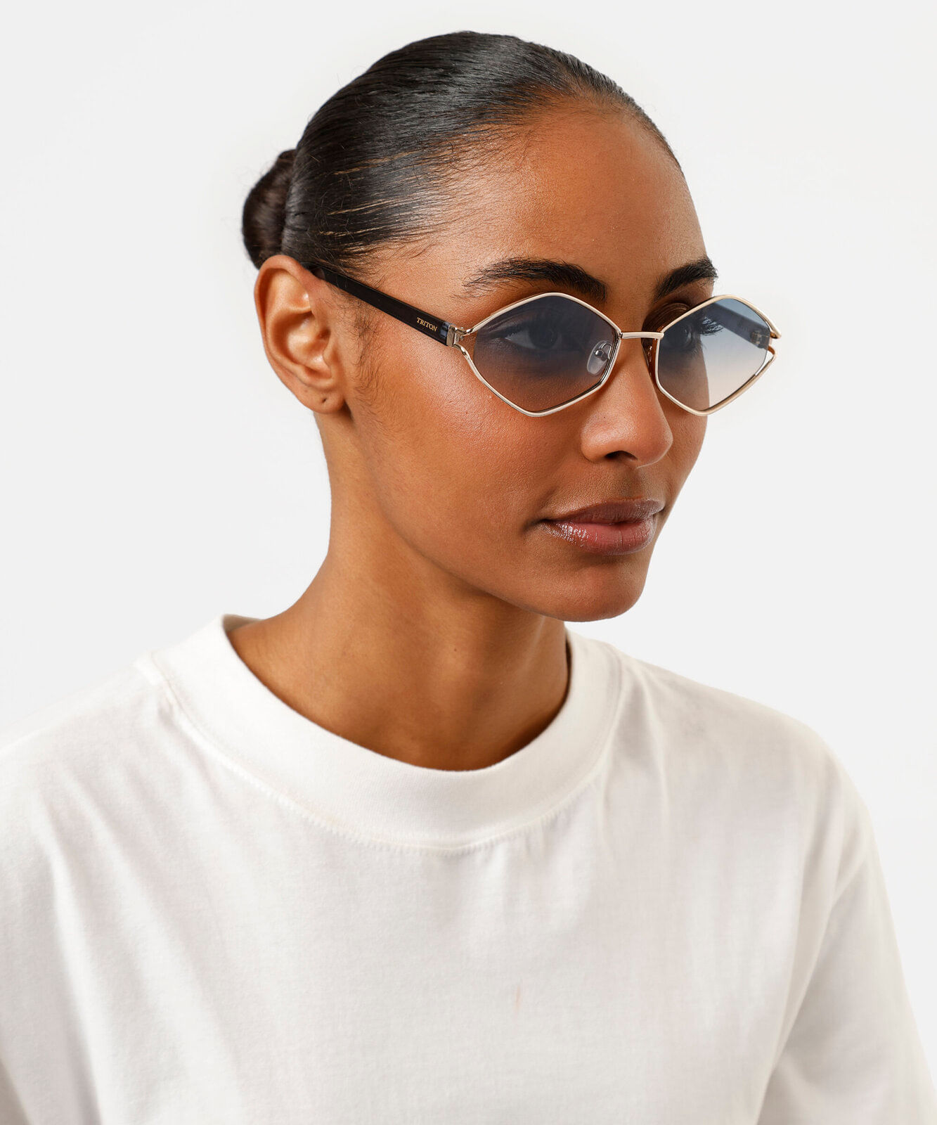 óculos de sol oval triton feminino dourado