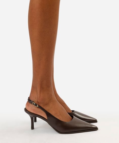 scarpin slingback salto fino com fivela marrom