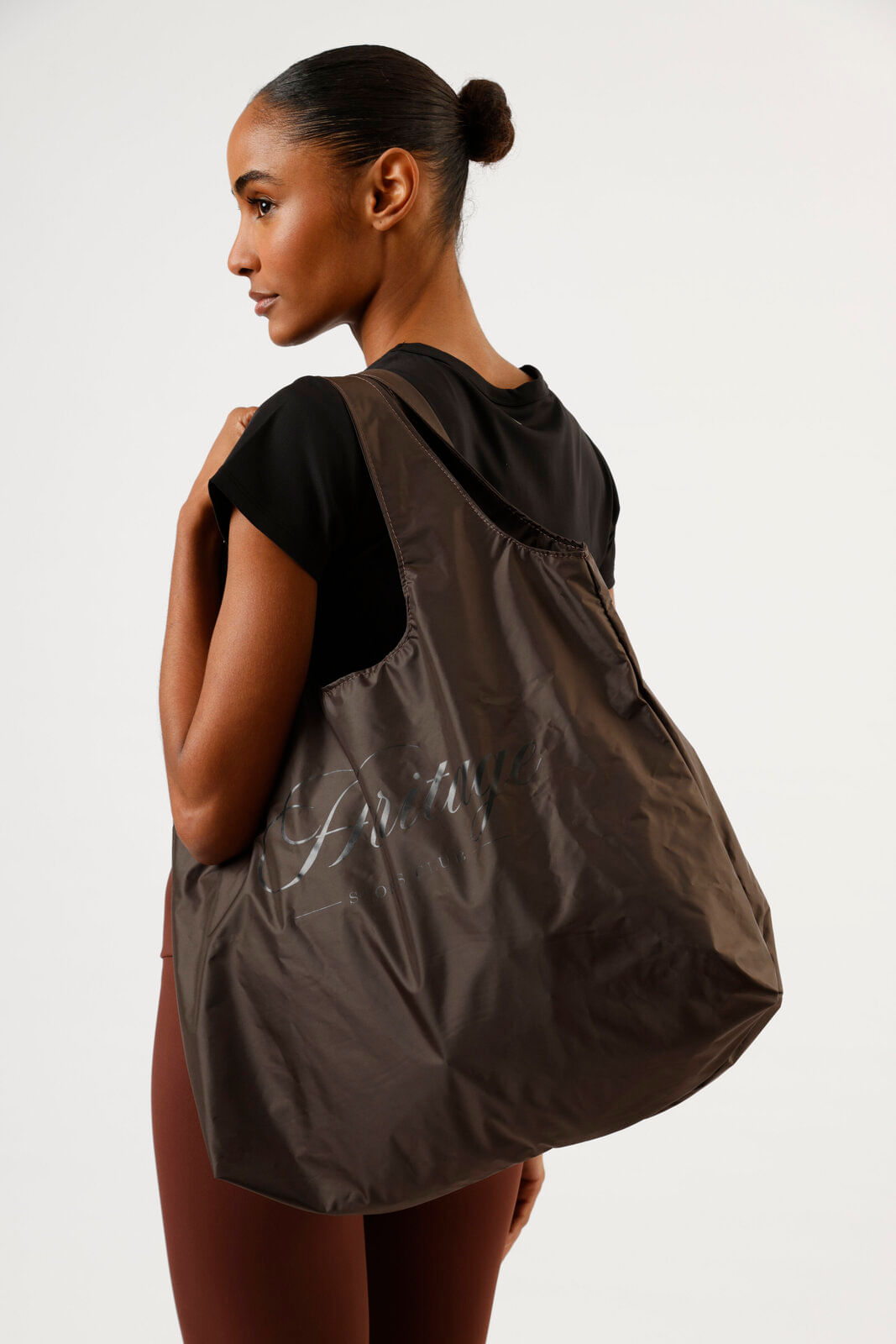 bolsa tote esportiva estampada marrom