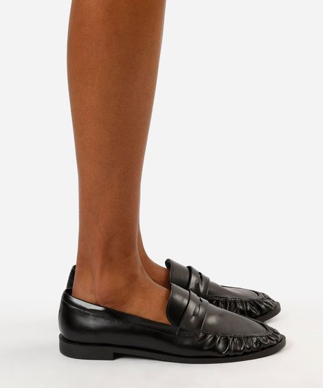 mocassim bico redondo franzido preto