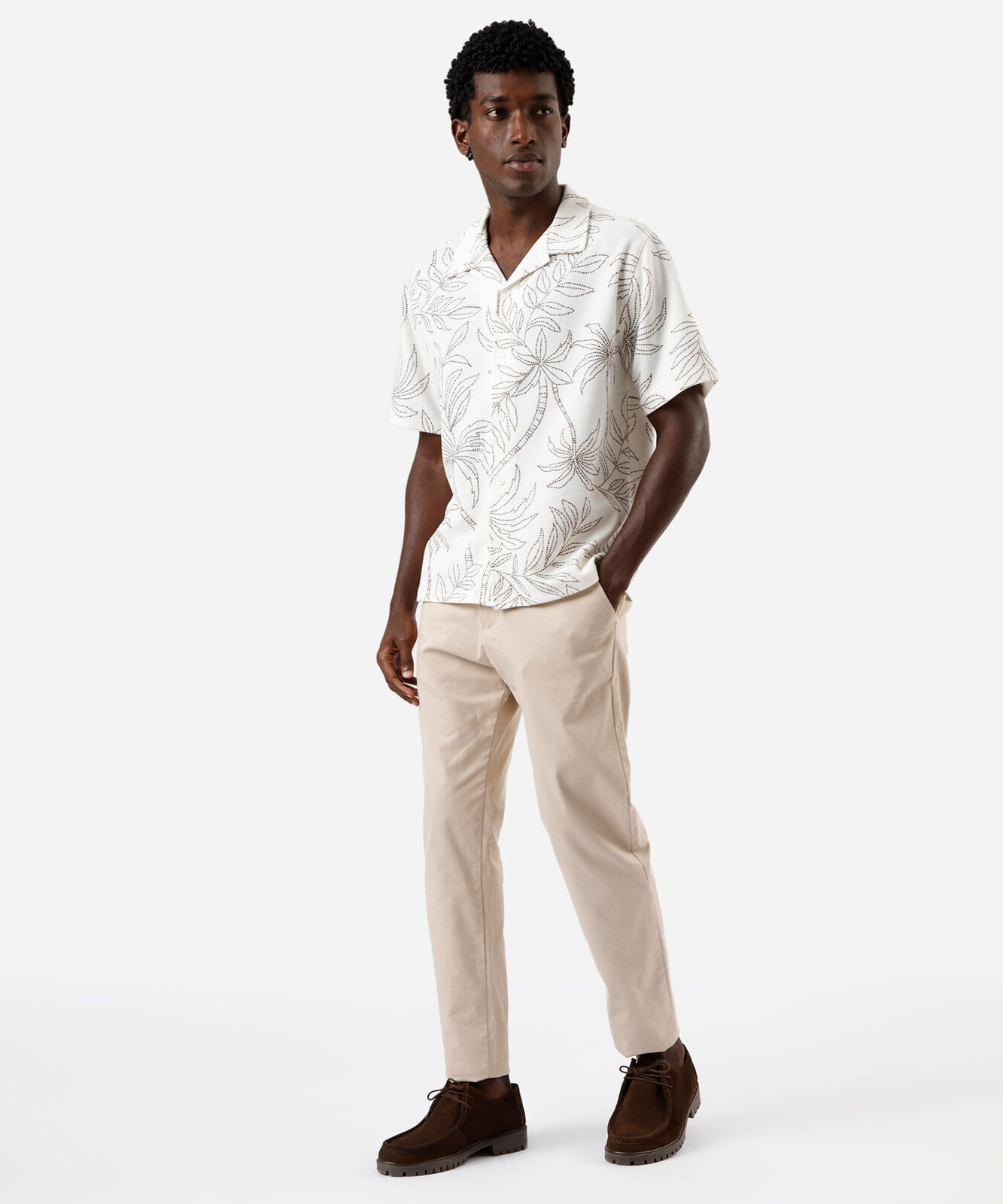 camisa masculina manga curta folhagens off white