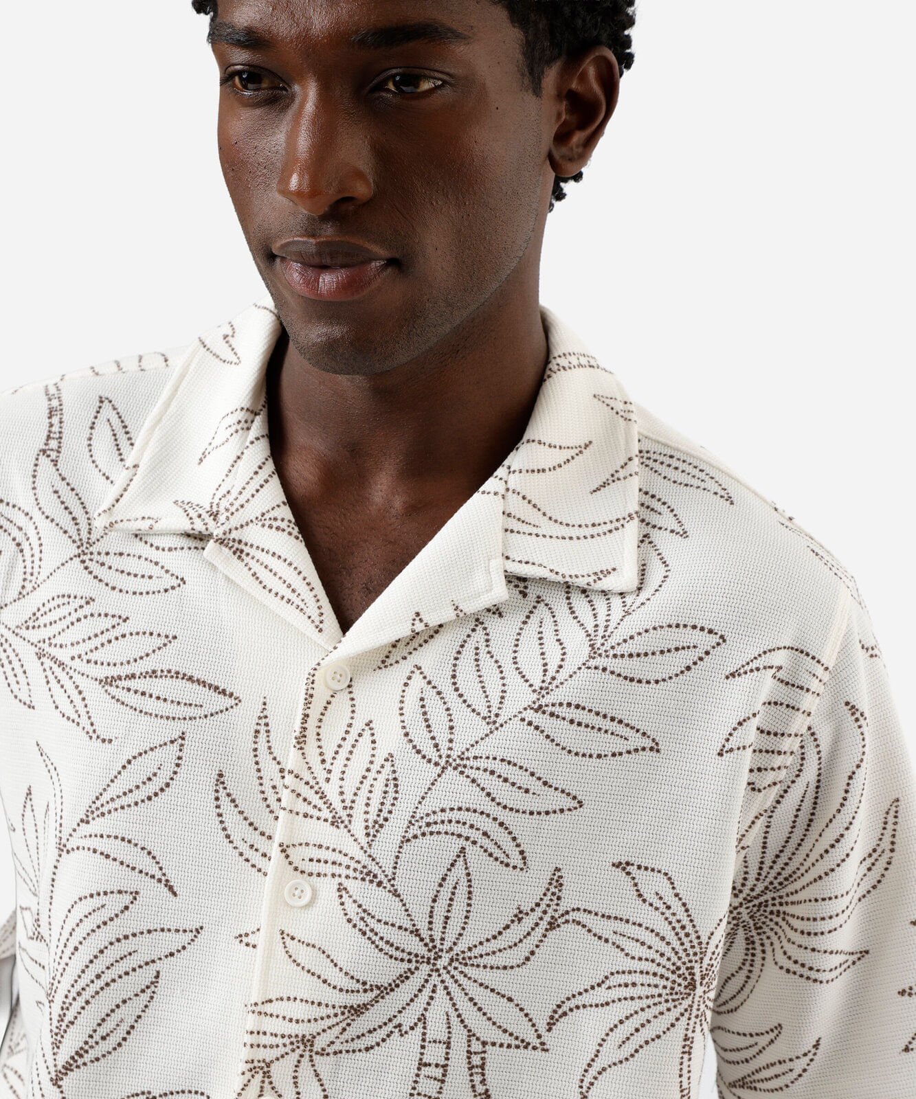 camisa masculina manga curta folhagens off white
