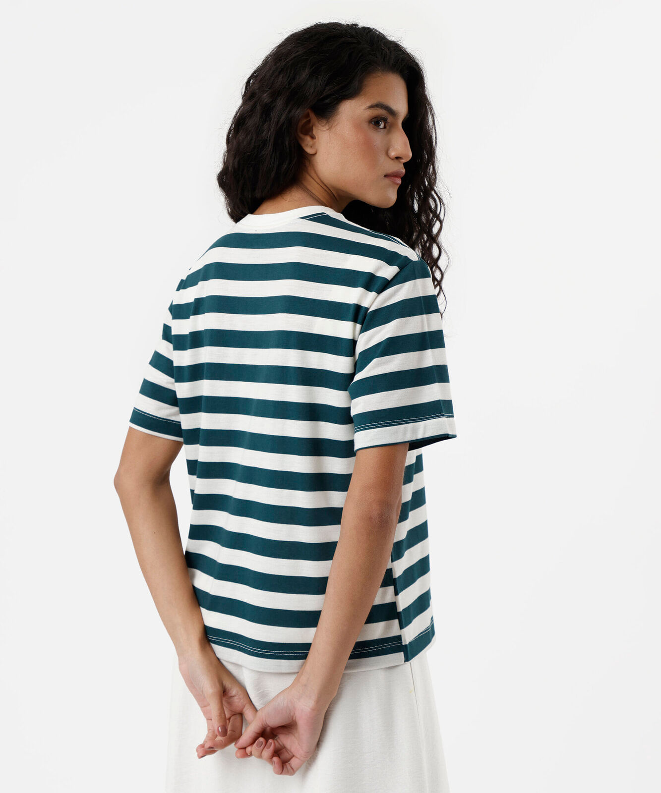 camiseta feminina com algodão manga curta bordada listrada off white