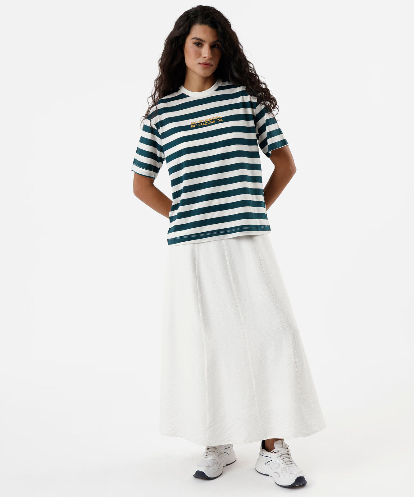 camiseta feminina com algodão manga curta bordada listrada off white