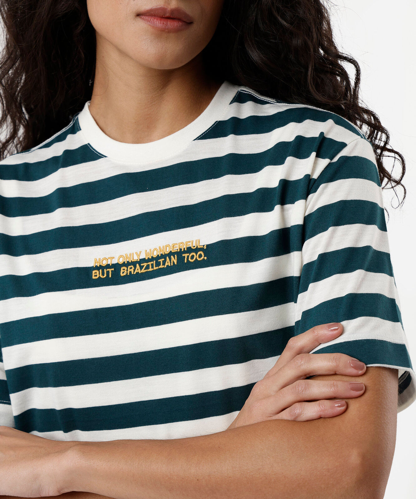 camiseta feminina com algodão manga curta bordada listrada off white