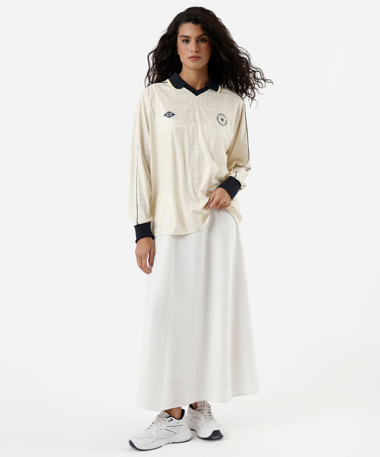 camiseta esportiva feminina manga longa com gola e nervuras amarela
