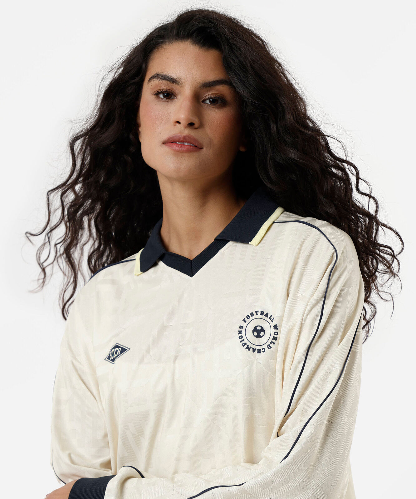 camiseta esportiva feminina manga longa com gola e nervuras amarela