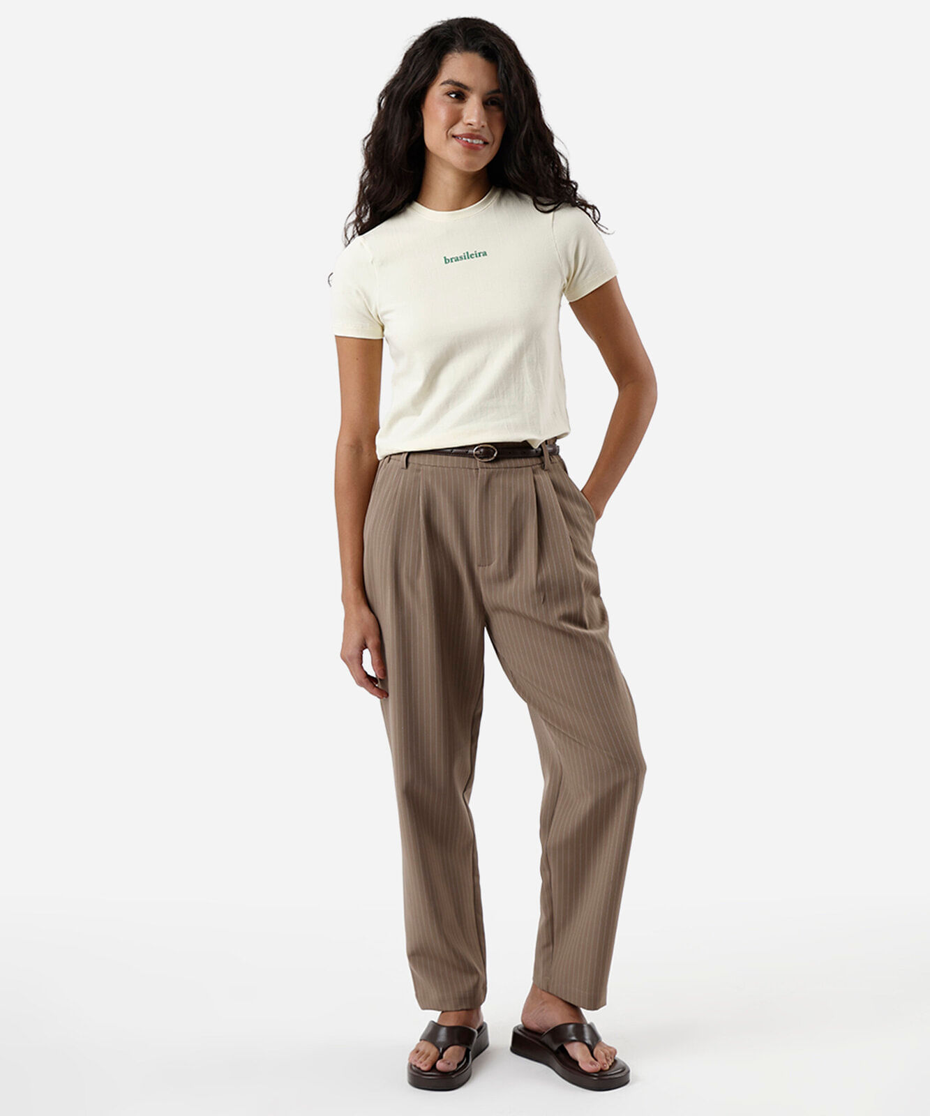 calça reta de alfaiataria feminina com pregas risca de giz  bege