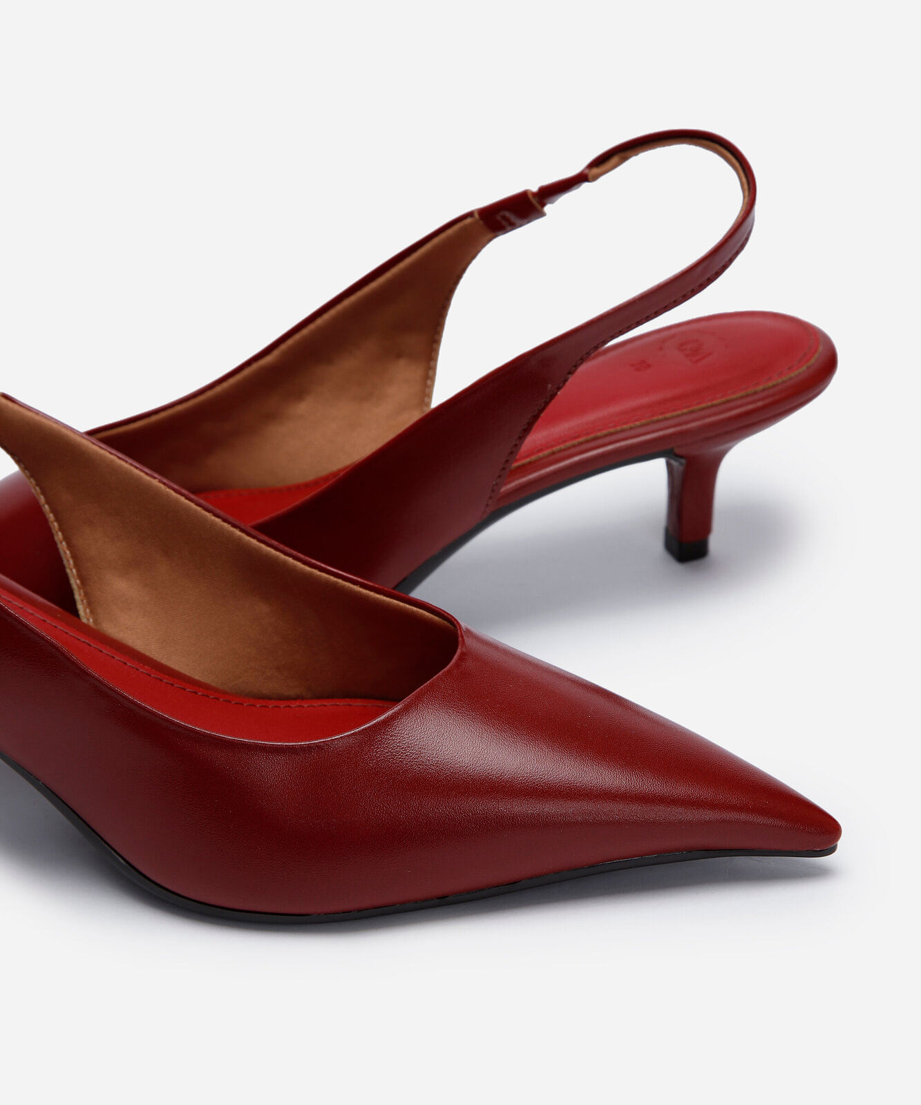 scarpin bico fino salto baixo vermelho