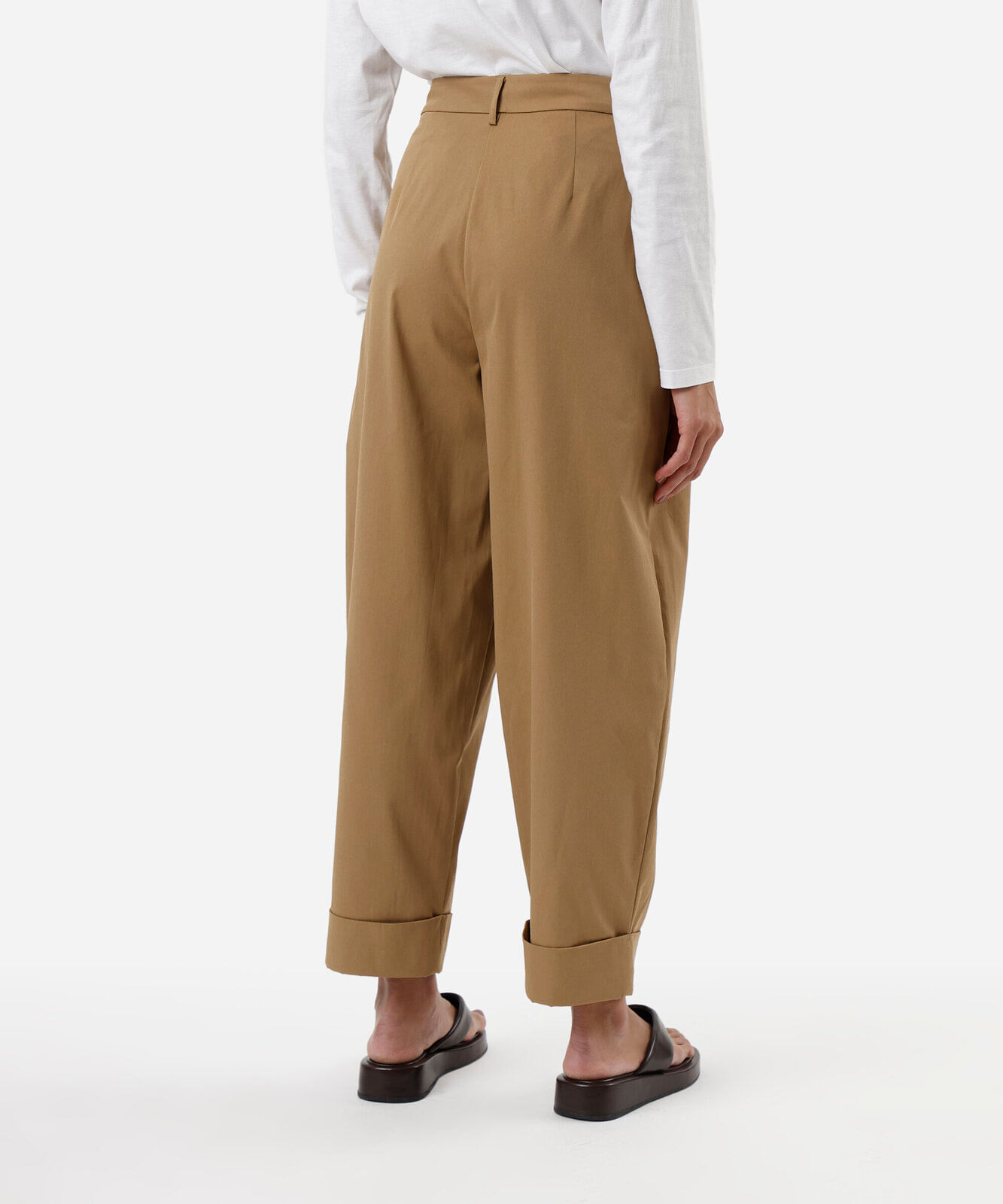 calça barrel feminina com pregas bege