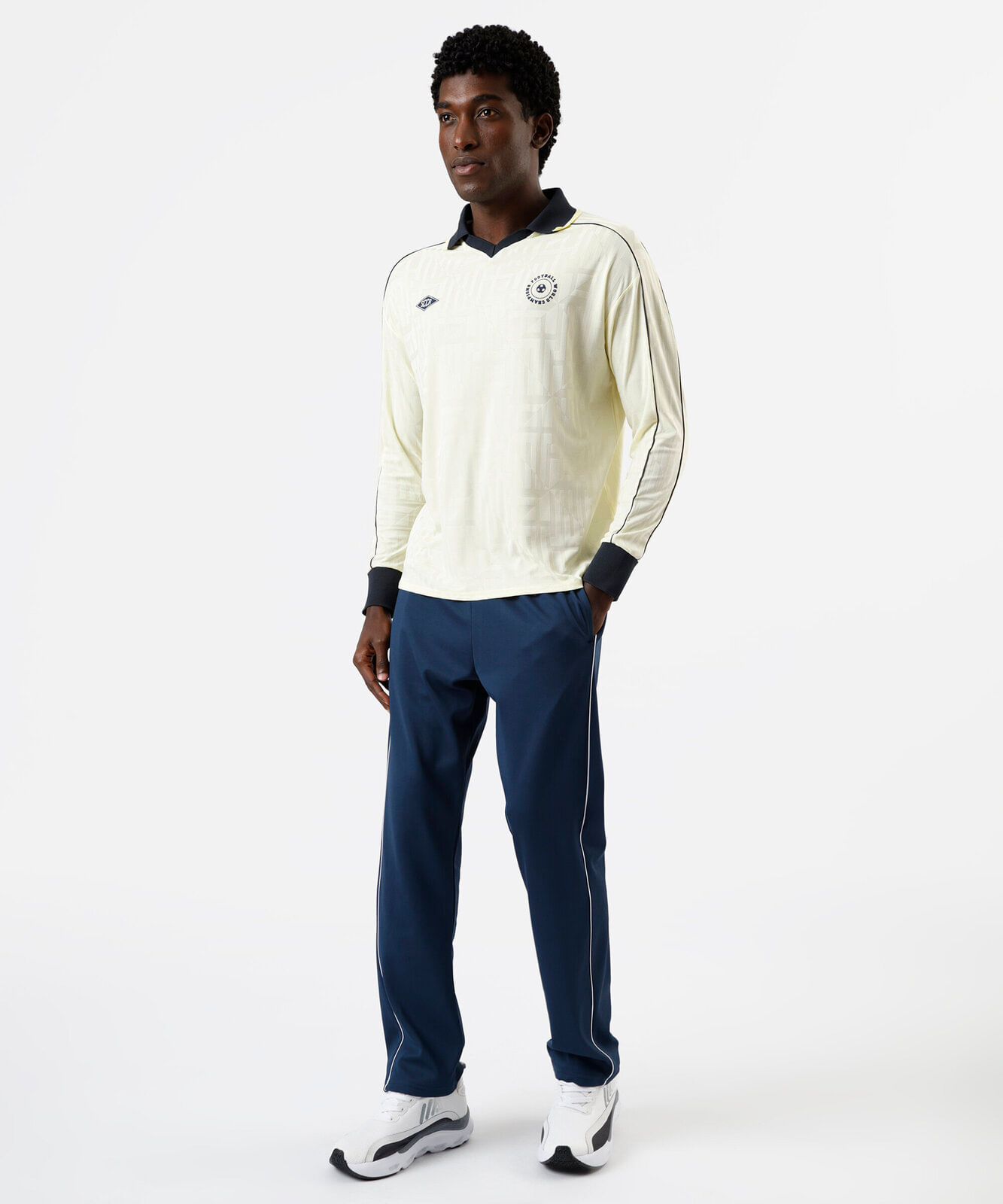camiseta esportiva masculina manga longa com gola e nervuras amarela