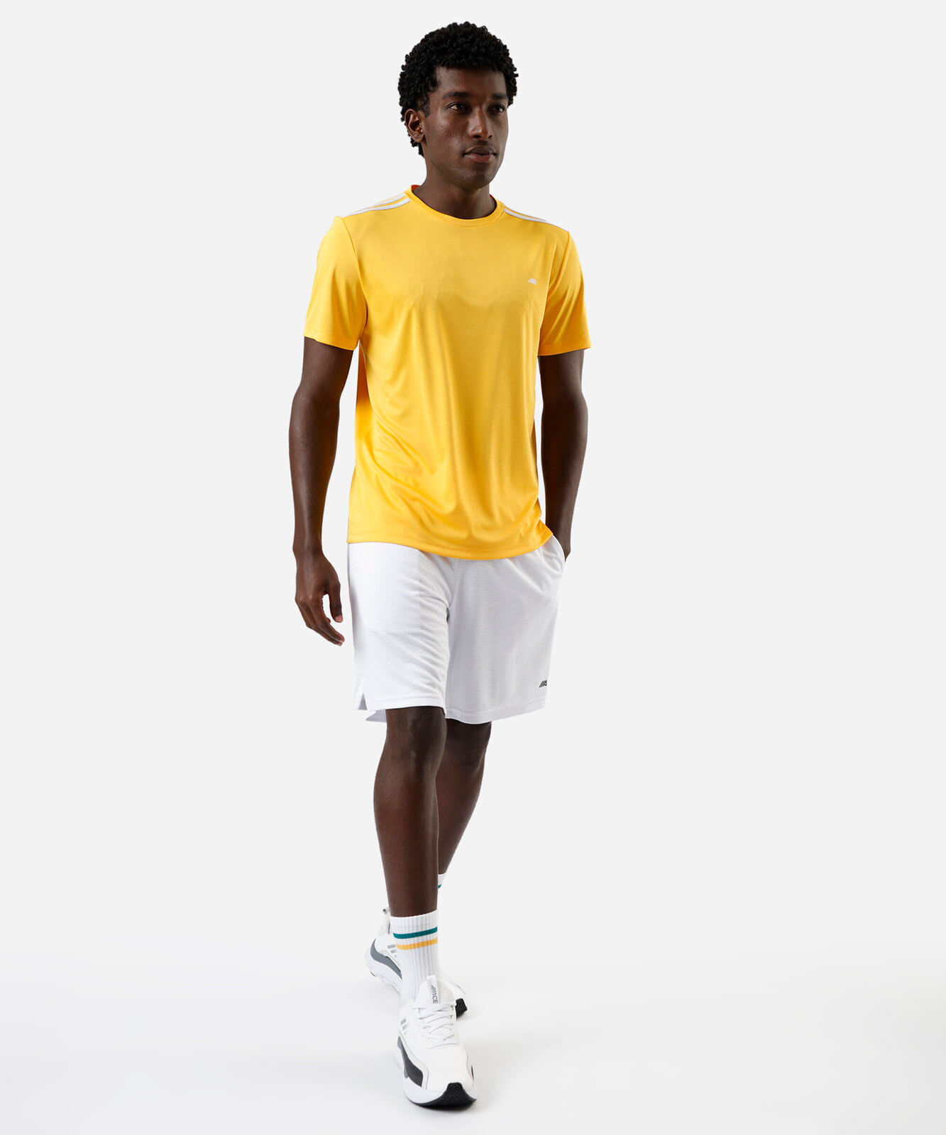 camiseta esportiva masculina com listras amarela