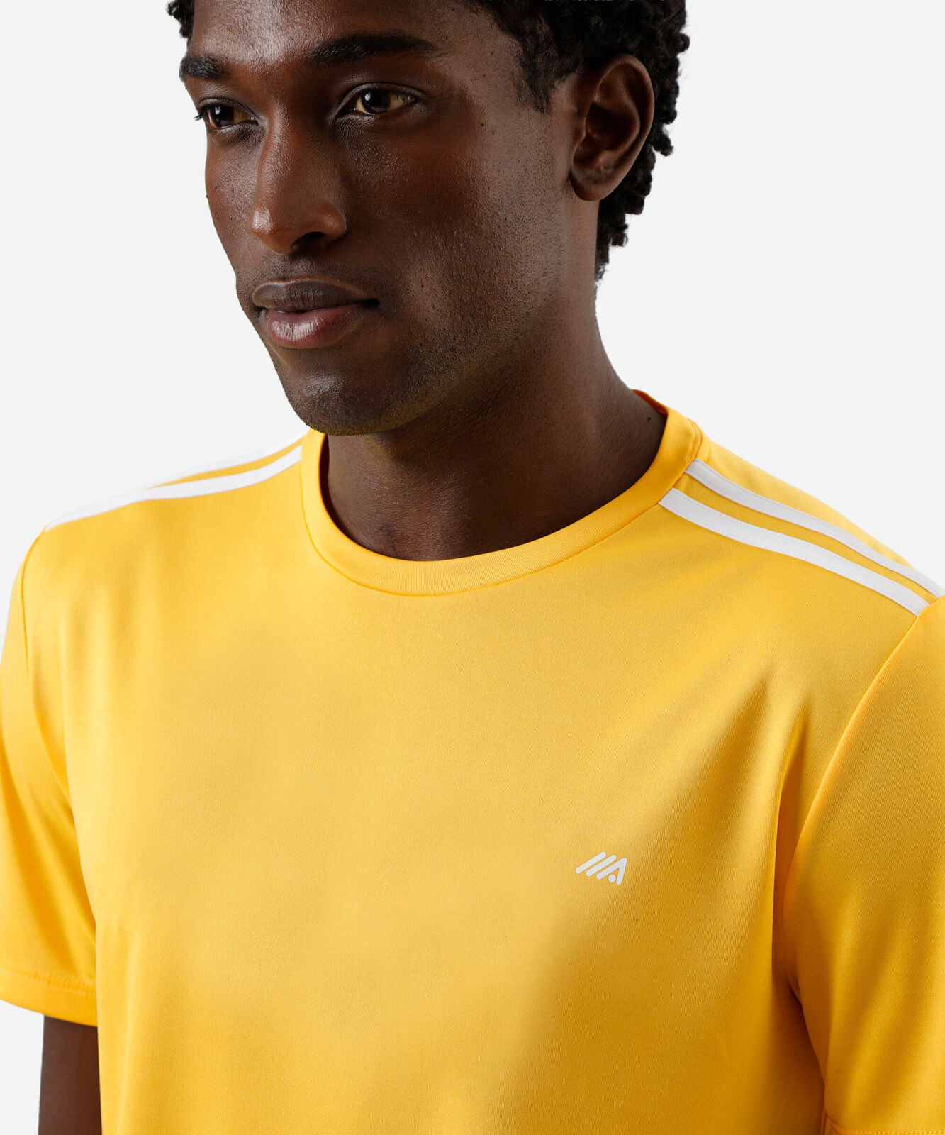 camiseta esportiva masculina com listras amarela