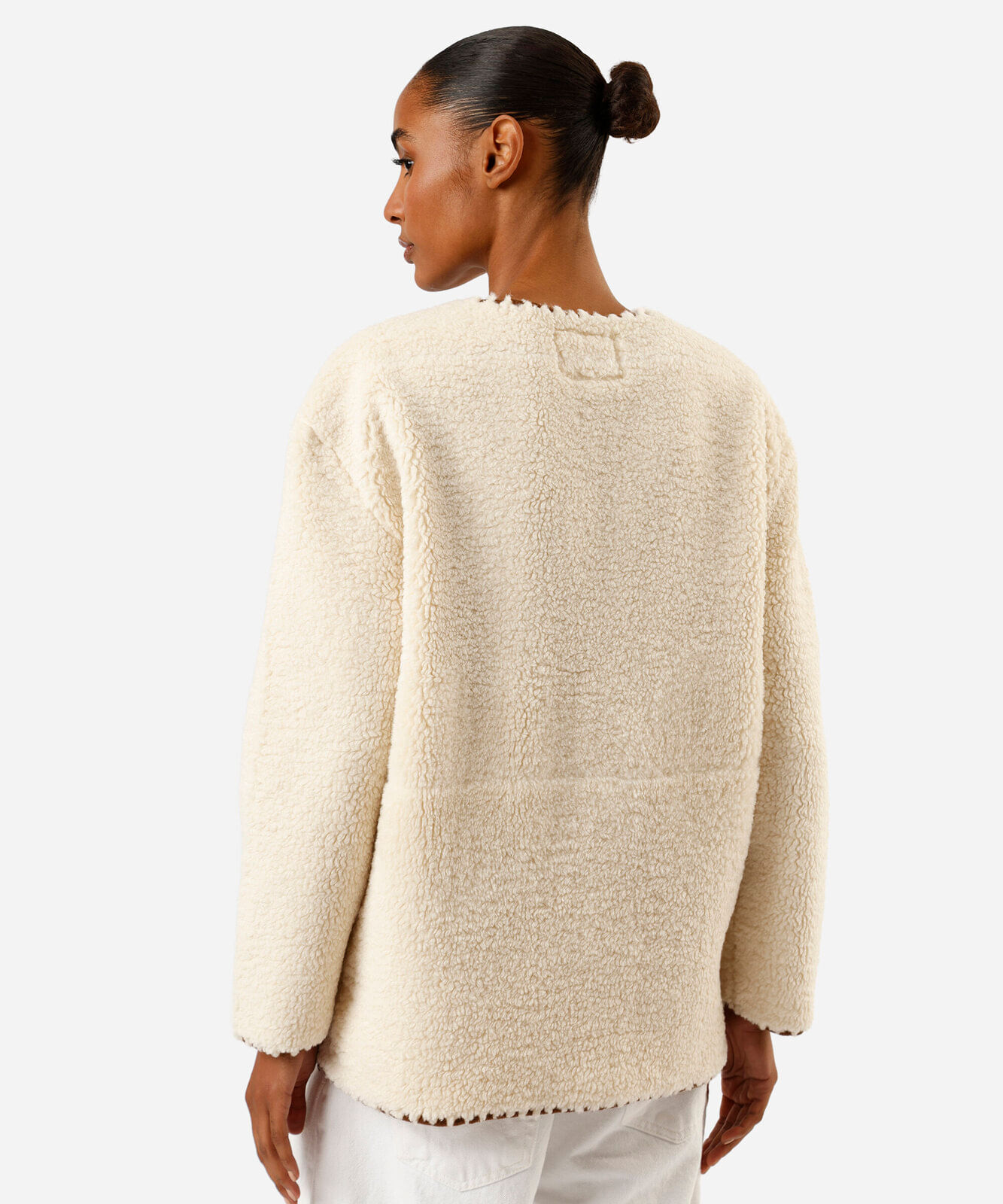 casaco feminino de pelúcia com bolsos bege