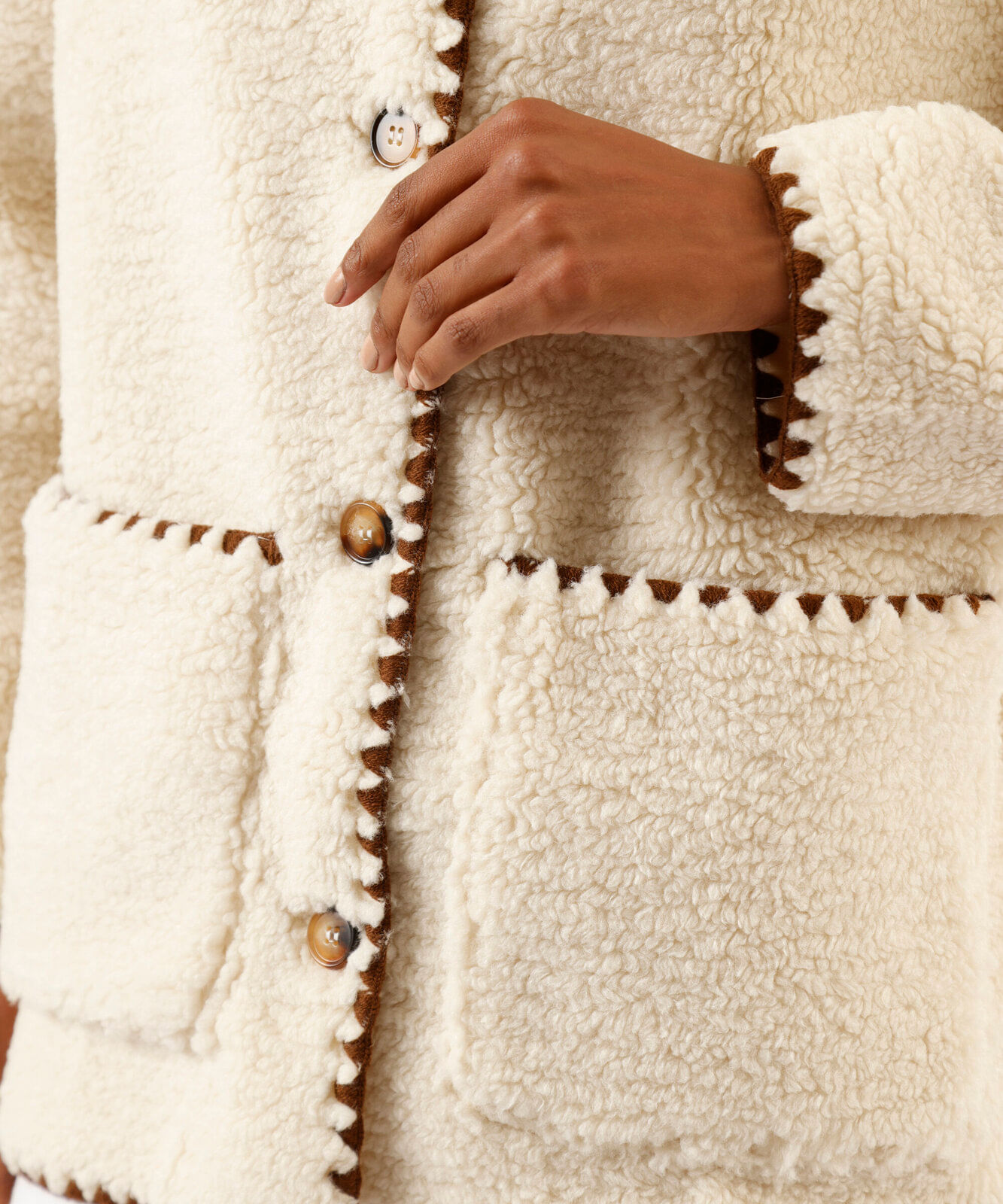 casaco feminino de pelúcia com bolsos bege