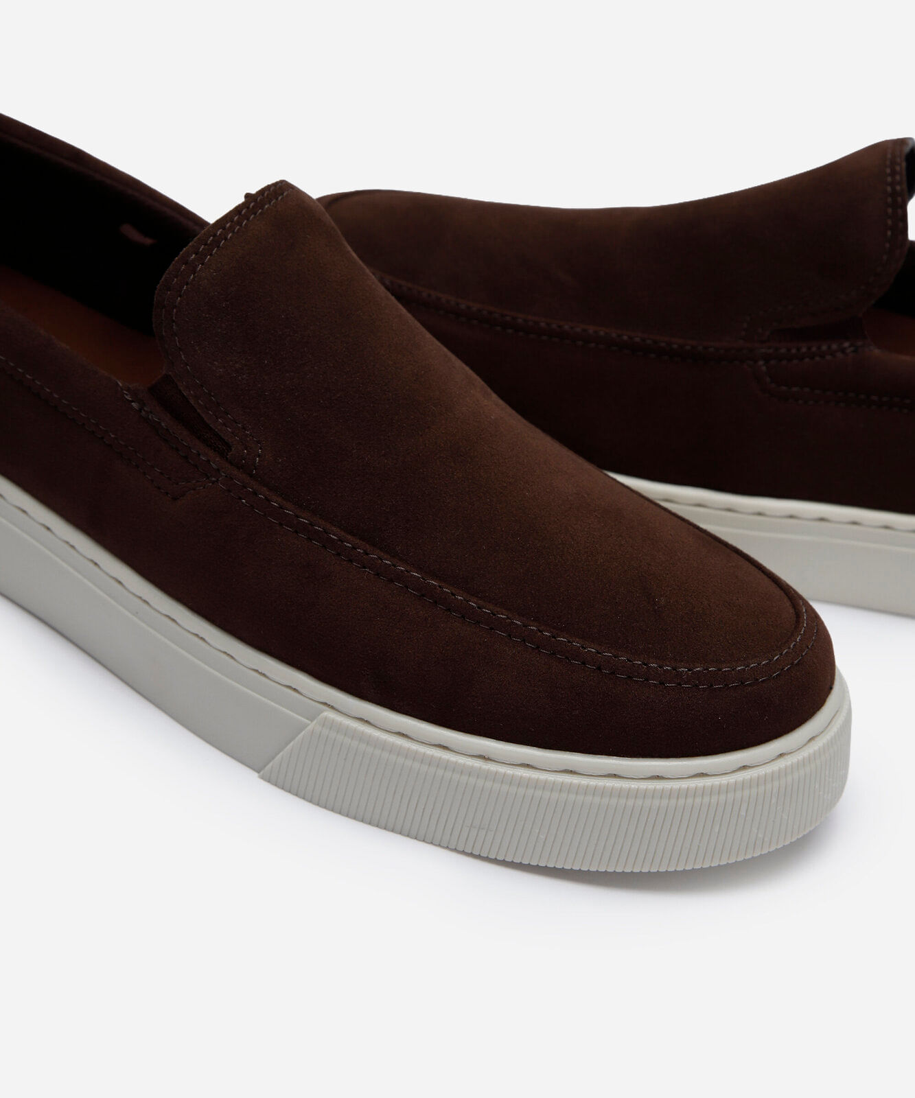 tênis slip on texturizado marrom
