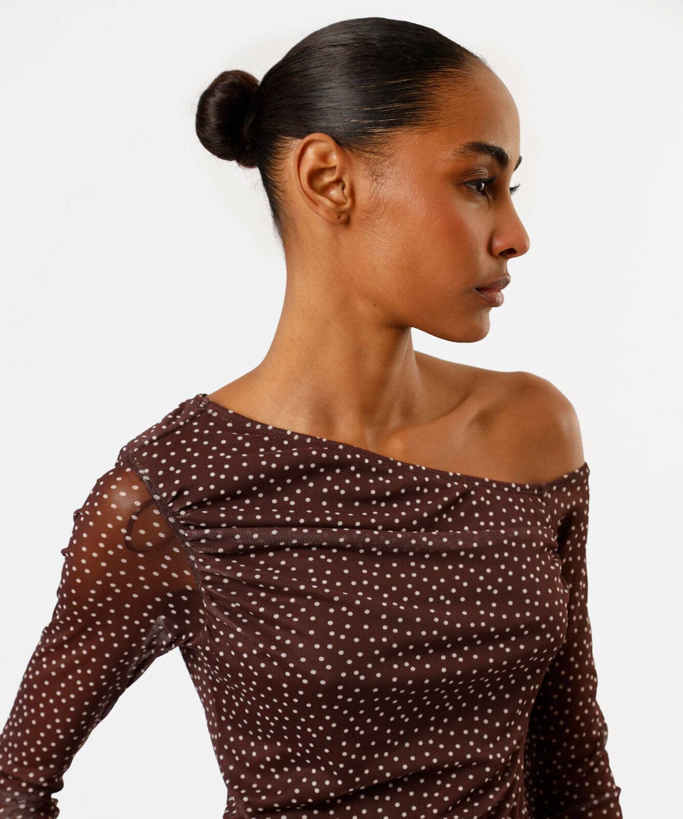blusa feminina de tule decote assimétrico manga longa poá marrom