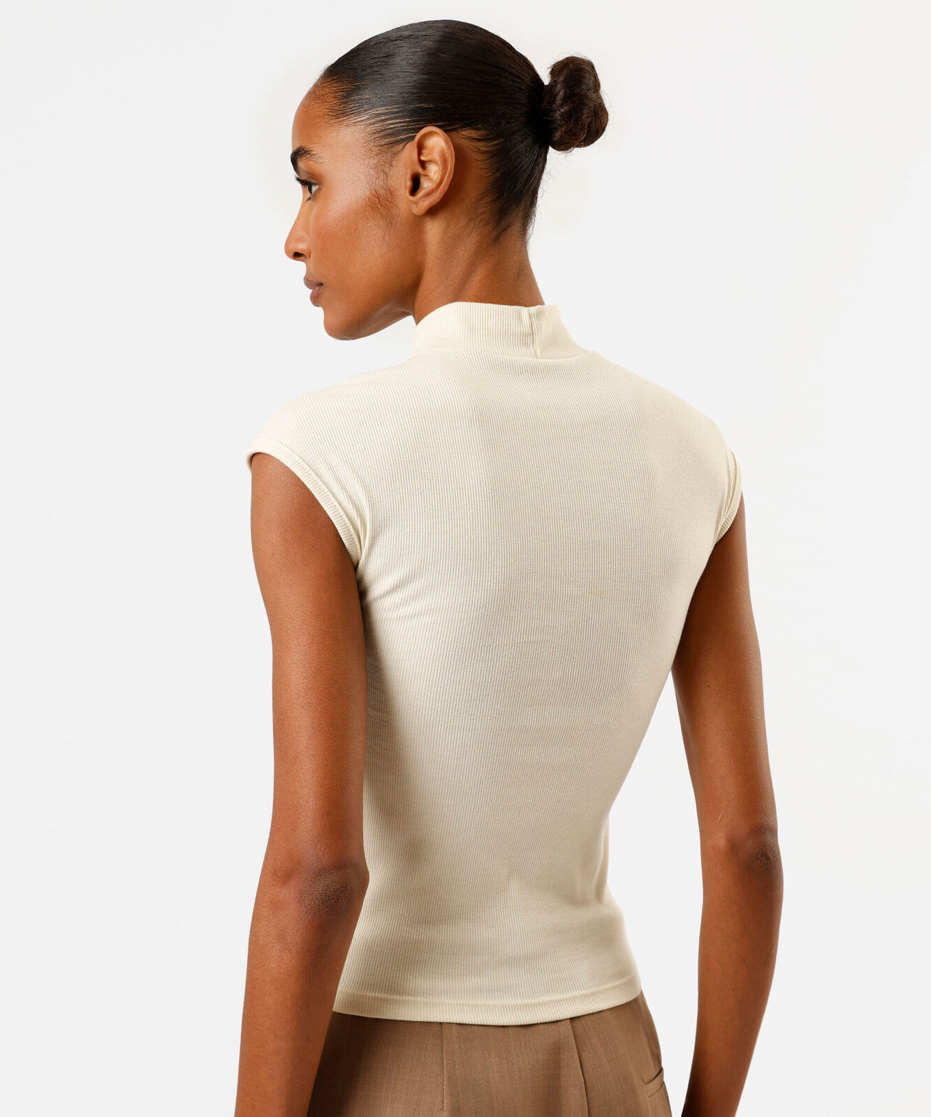 blusa muscle tee feminina gola alta canelada básica bege