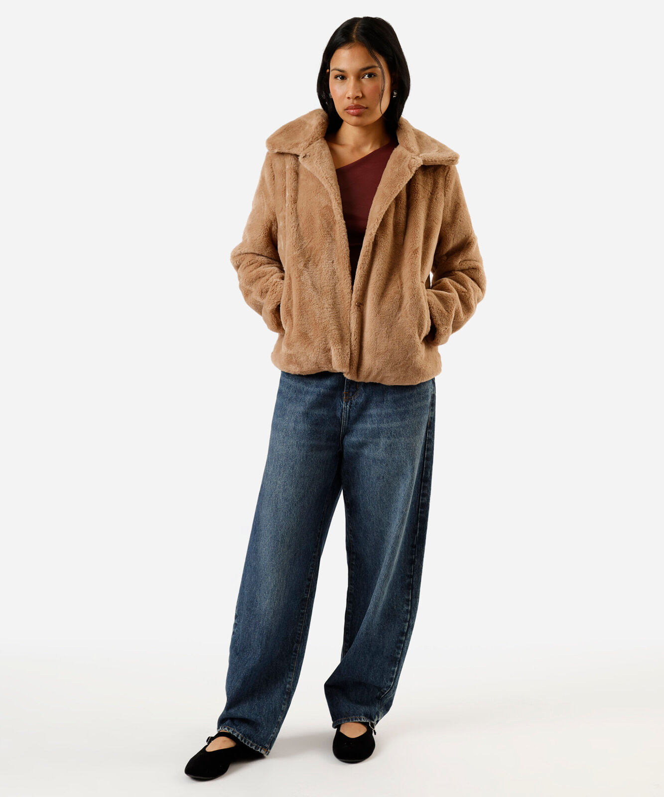 casaco feminino de pelúcia com bolsos marrom