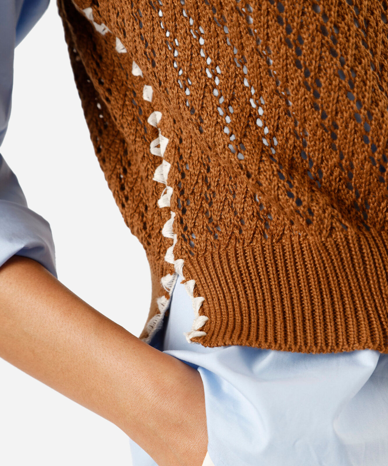 regata feminina de tricot com fendas marrom