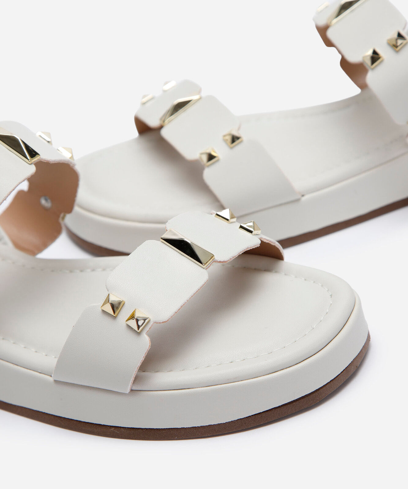 rasteirinha flatform com tachas off white