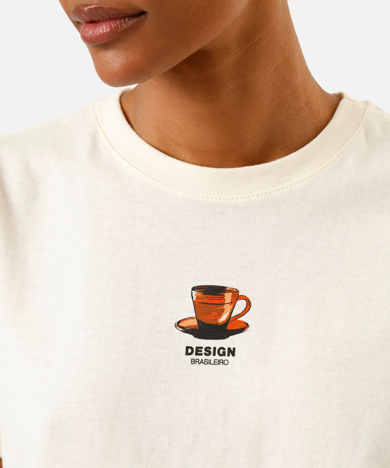 camiseta feminina de algodão manga curta estampada bege