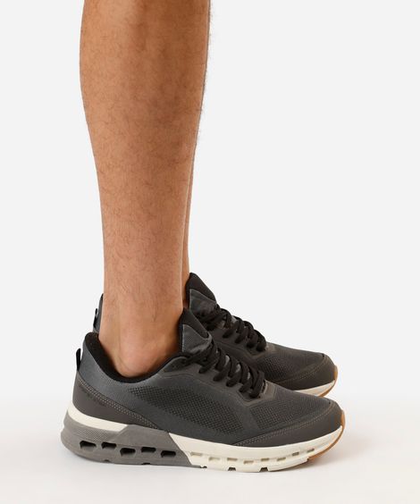 tênis esportivo texturizado cinza