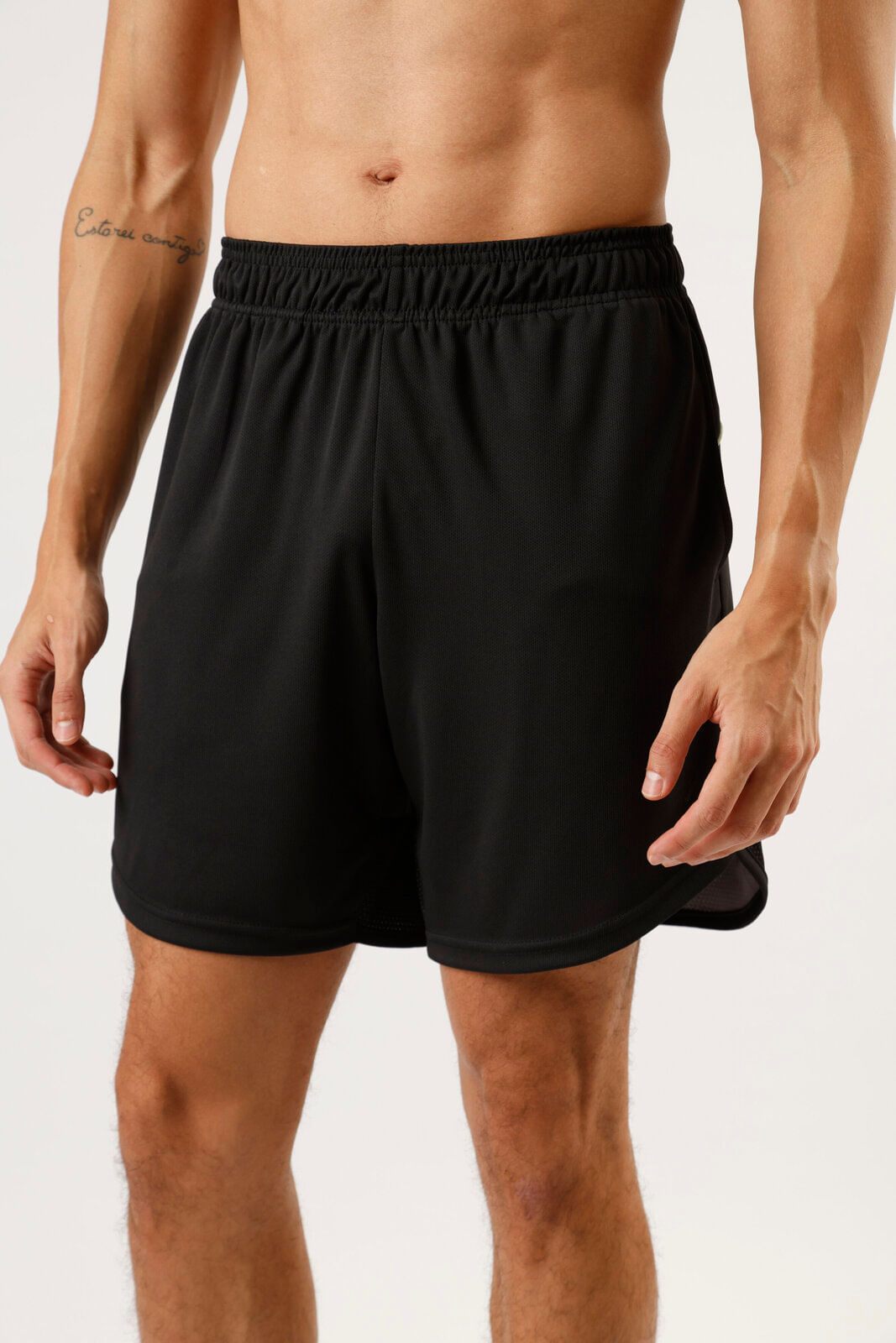 short masculino esportivo texturizado com recorte verde