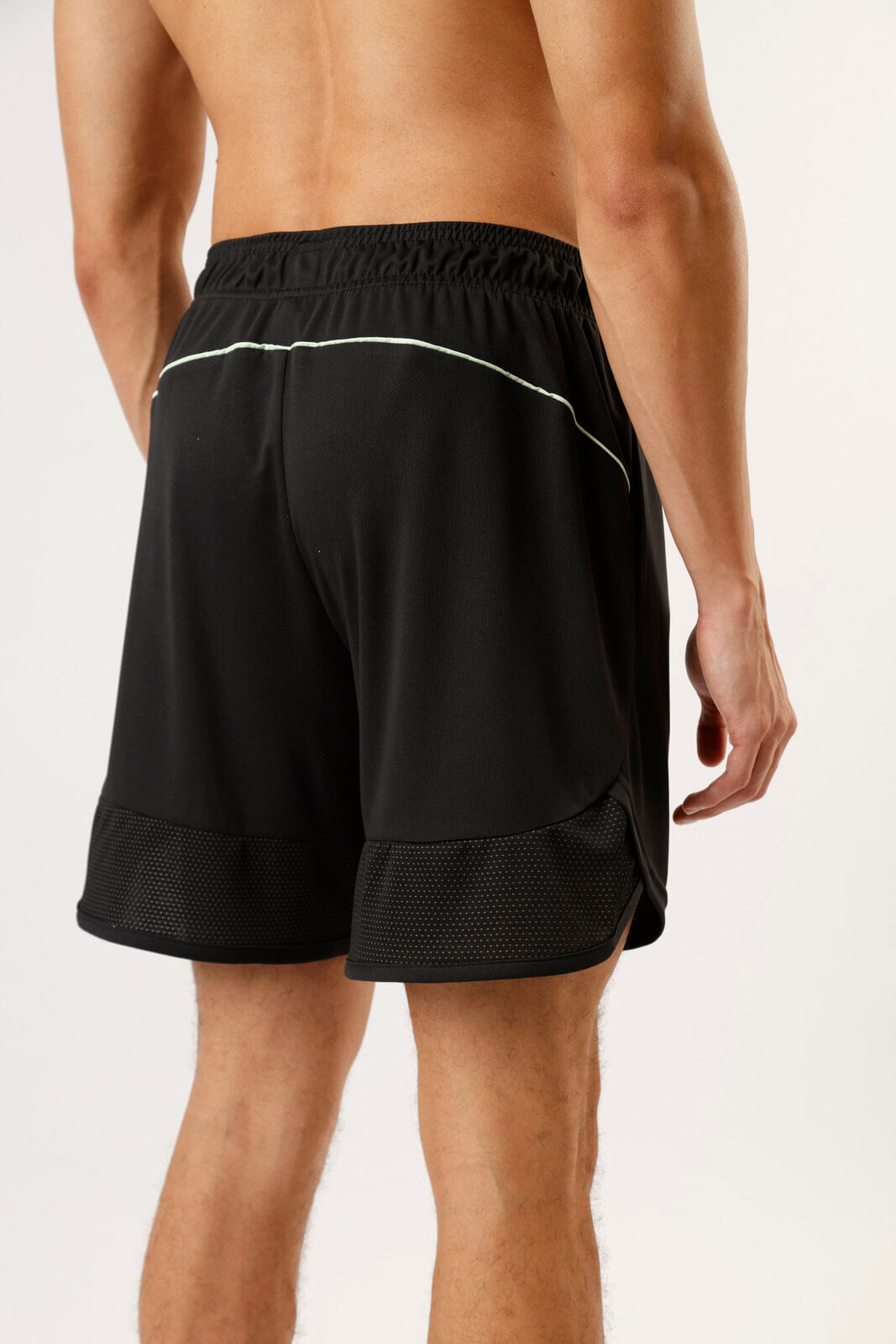 short masculino esportivo texturizado com recorte verde