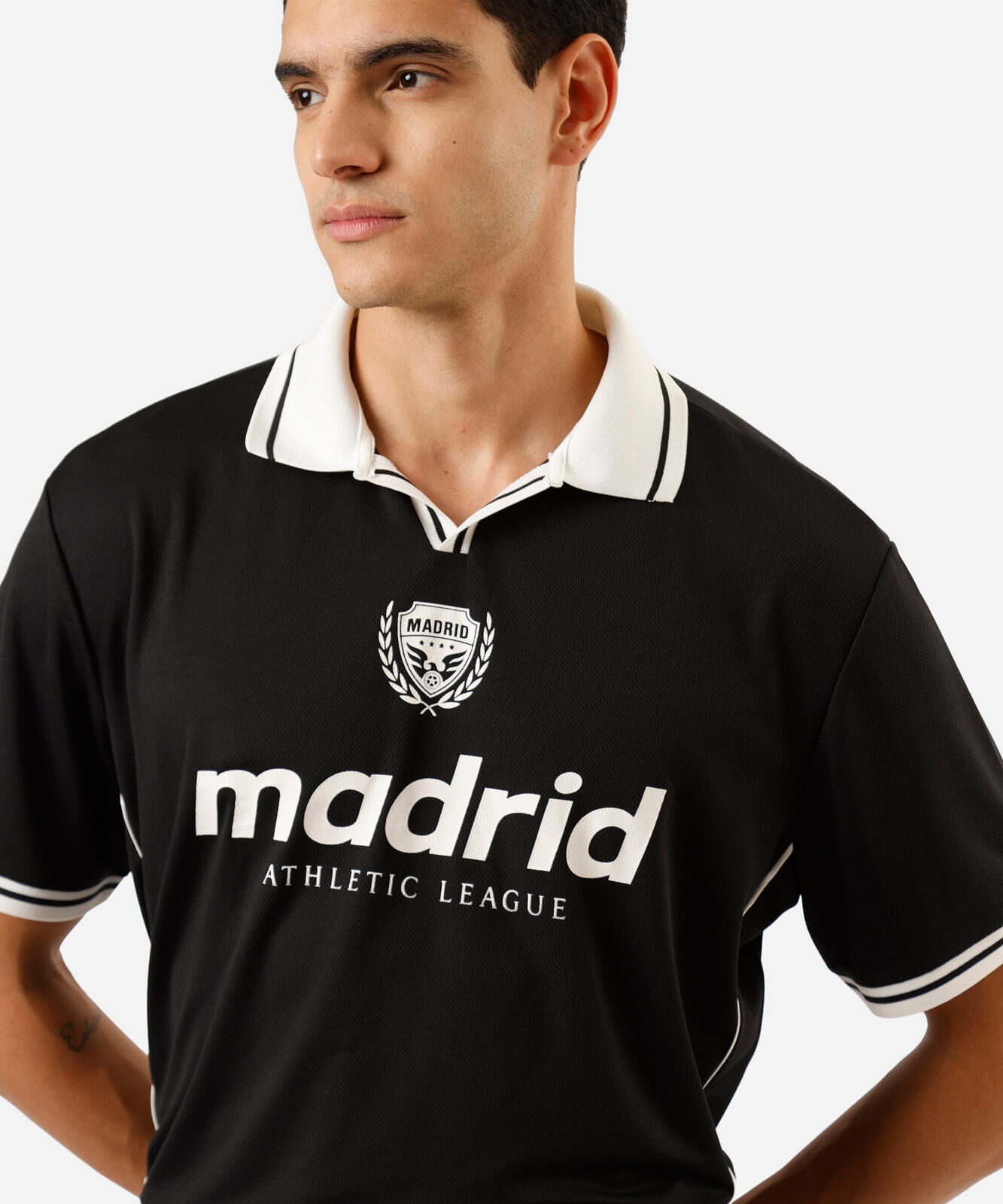 camiseta masculina com gola manga curta estampada preta