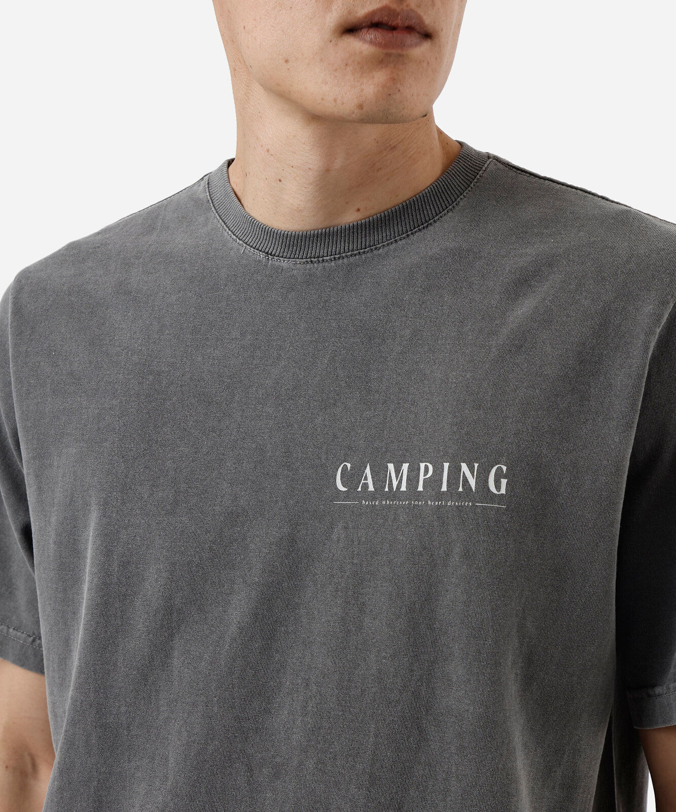 camiseta masculina de algodão estampada estonada cinza