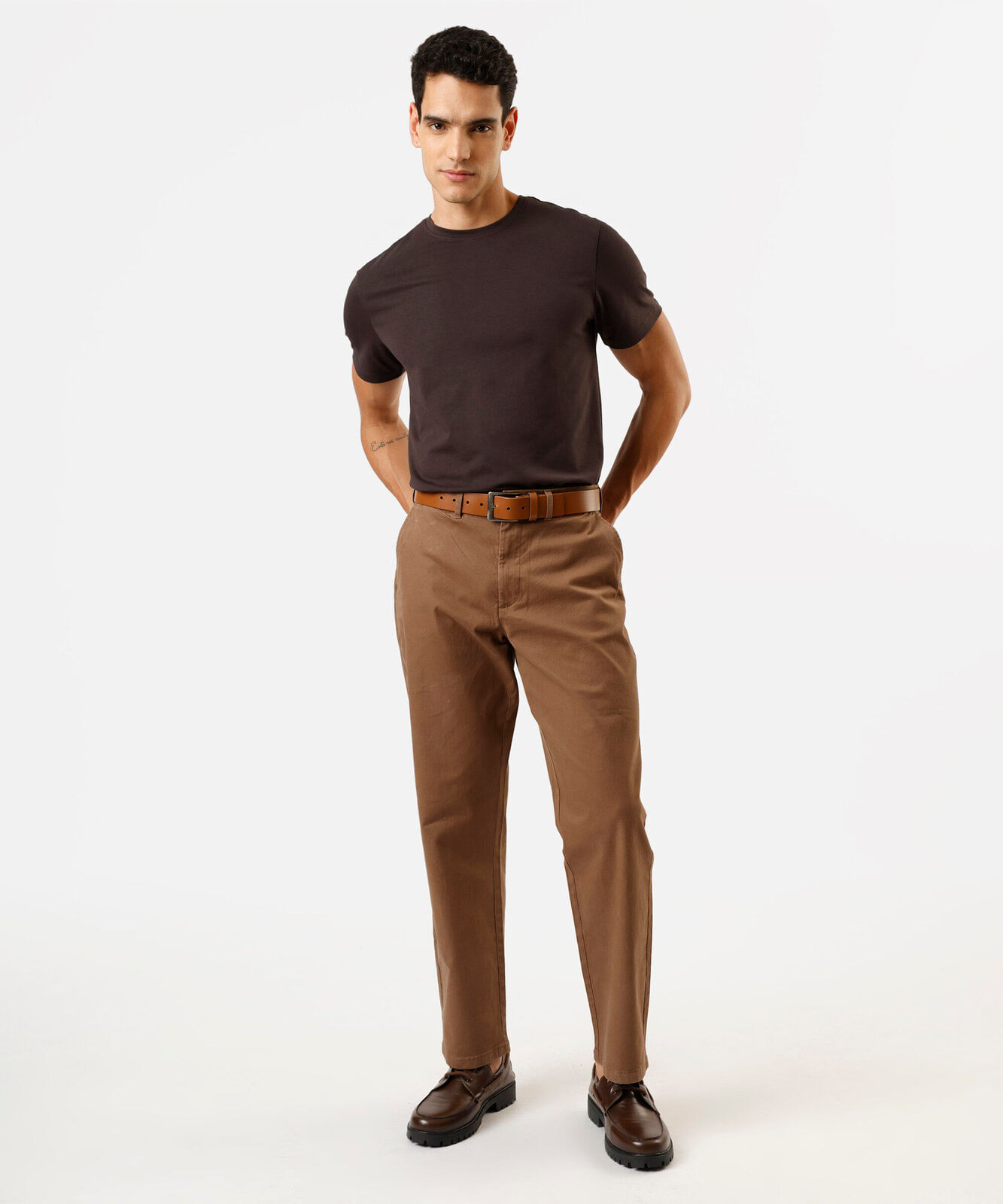 camiseta slim masculina de algodão marrom