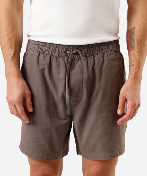 bermuda de sarja com bolsos e cordão cinza