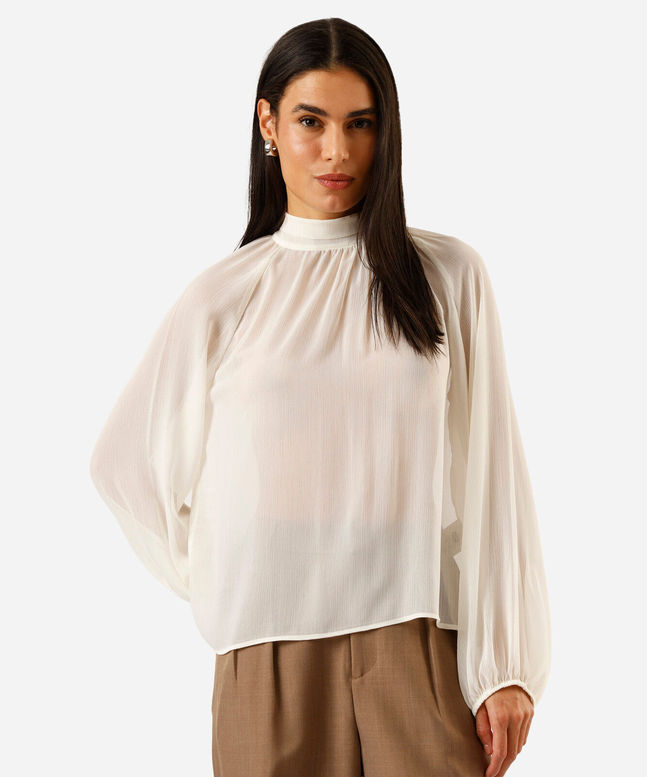 blusa feminina gola alta com amarração franzida bege
