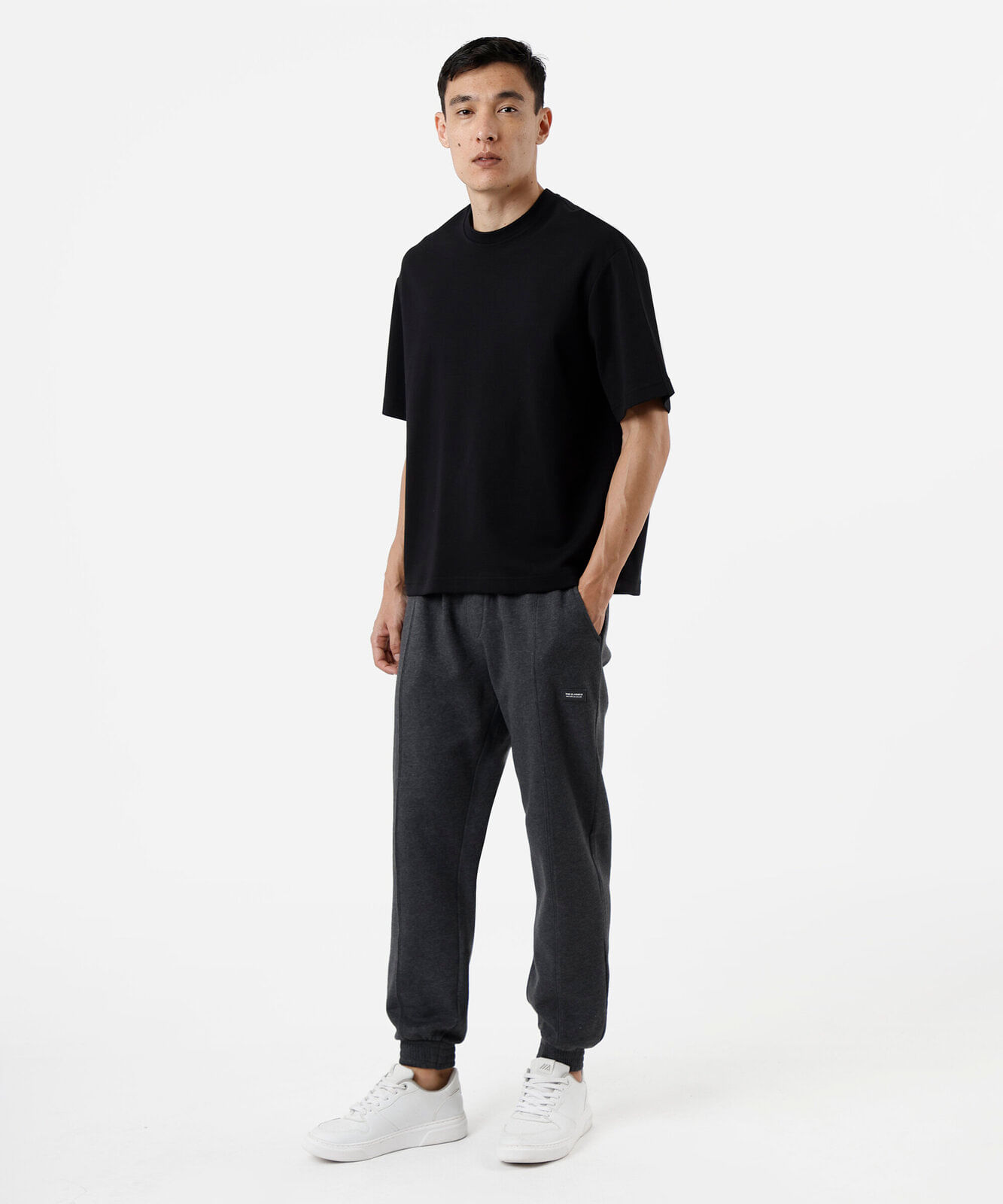 calça jogger de moletom cinza escuro