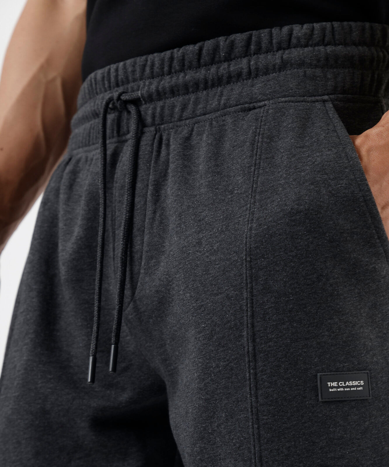 calça jogger de moletom cinza escuro