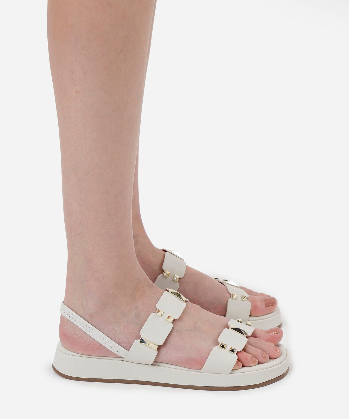 rasteirinha flatform com tachas off white